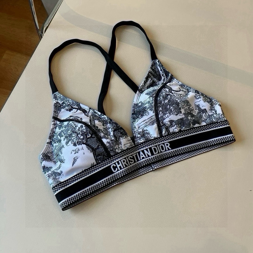 。
Dior 迪奥新款分体泳衣😍🥰适合多种场景的游泳衣🏊‍♀️海边 游泳池 温泉 水上乐园 漂流都可以😌