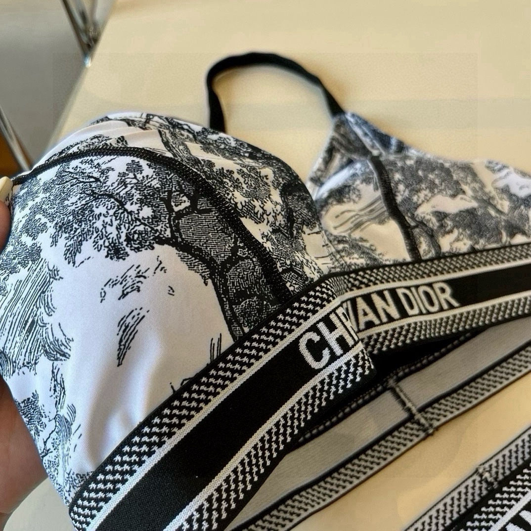 。
Dior 迪奥新款分体泳衣😍🥰适合多种场景的游泳衣🏊‍♀️海边 游泳池 温泉 水上乐园 漂流都可以😌