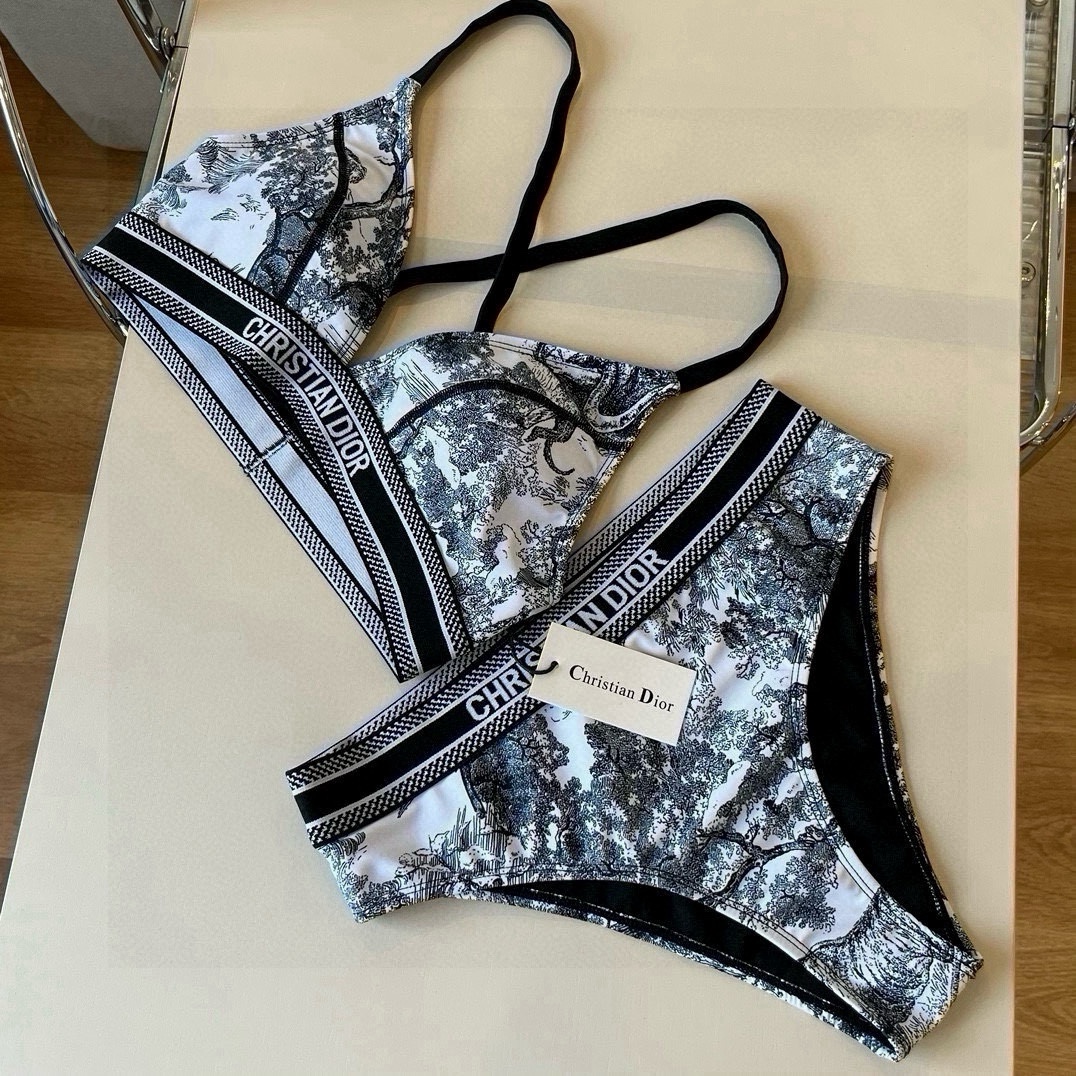 。
Dior 迪奥新款分体泳衣😍🥰适合多种场景的游泳衣🏊‍♀️海边 游泳池 温泉 水上乐园 漂流都可以😌