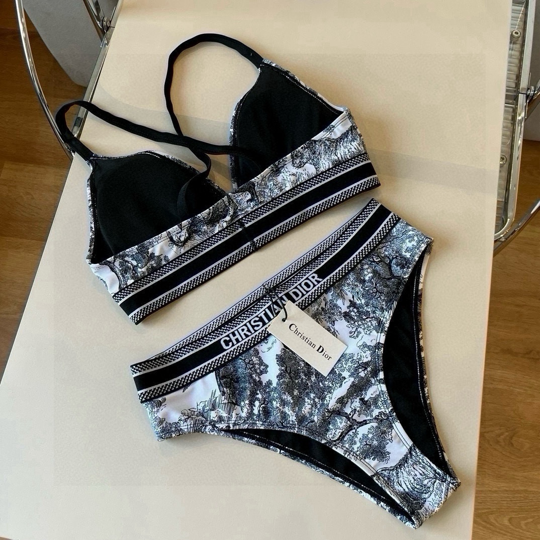。
Dior 迪奥新款分体泳衣😍🥰适合多种场景的游泳衣🏊‍♀️海边 游泳池 温泉 水上乐园 漂流都可以😌
