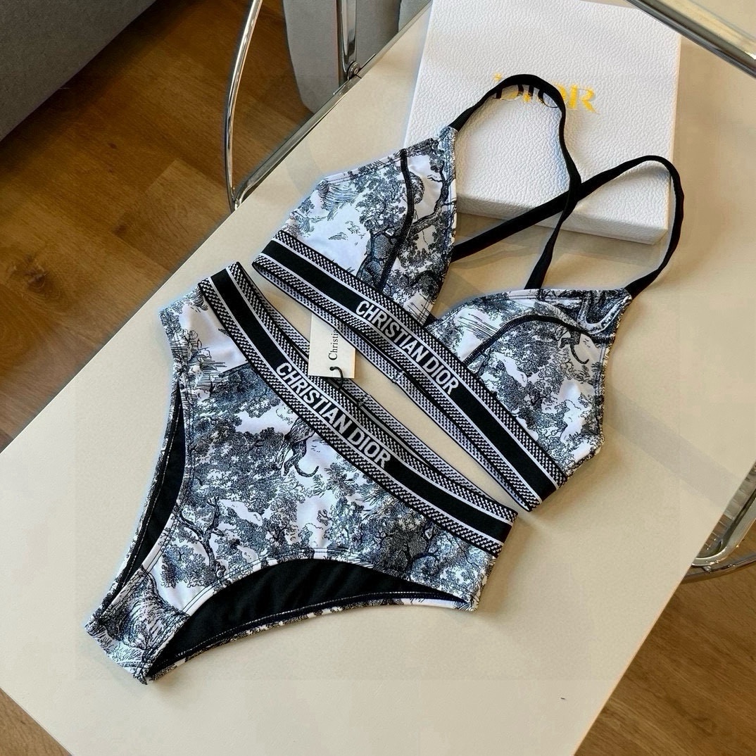 。
Dior 迪奥新款分体泳衣😍🥰适合多种场景的游泳衣🏊‍♀️海边 游泳池 温泉 水上乐园 漂流都可以😌