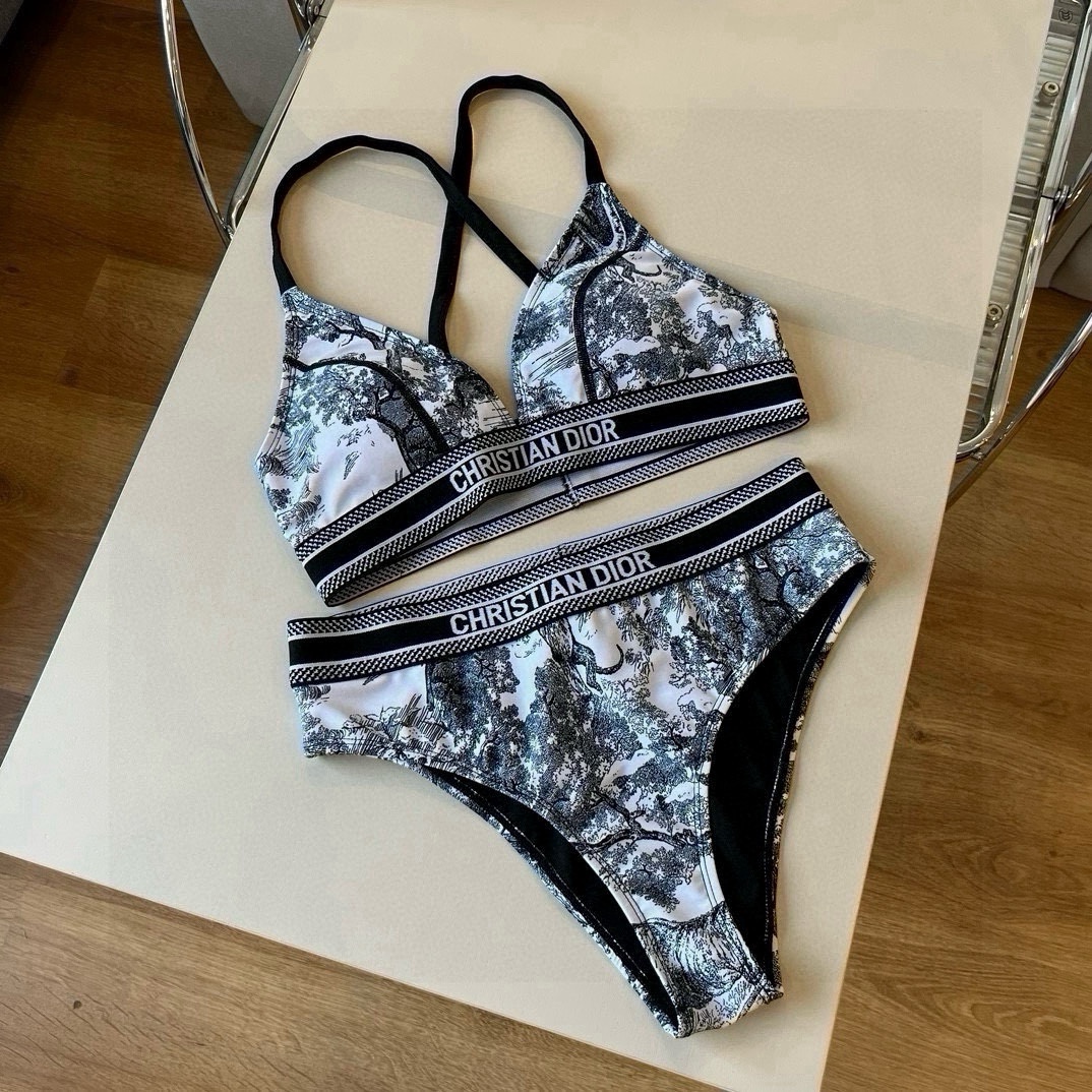 。
Dior 迪奥新款分体泳衣😍🥰适合多种场景的游泳衣🏊‍♀️海边 游泳池 温泉 水上乐园 漂流都可以😌