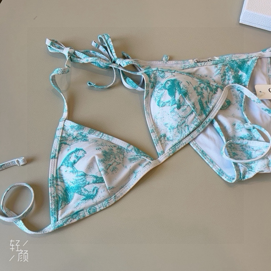 。
Dior迪奥 新款比基尼泳衣👙❤️😍🥰适合多种场景的游泳衣🏊‍♀️海边 游泳池 温泉 水上乐园 漂流