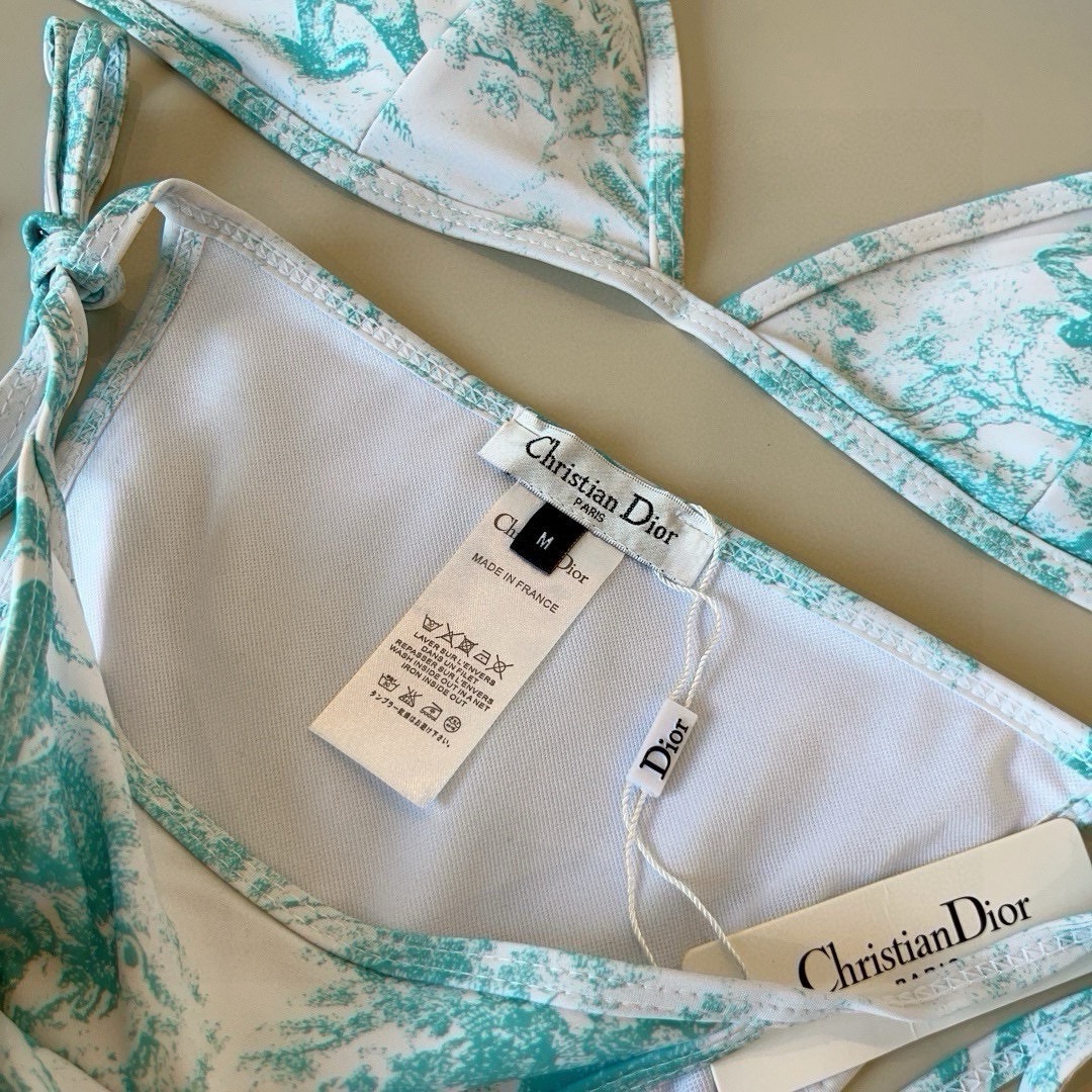 。
Dior迪奥 新款比基尼泳衣👙❤️😍🥰适合多种场景的游泳衣🏊‍♀️海边 游泳池 温泉 水上乐园 漂流