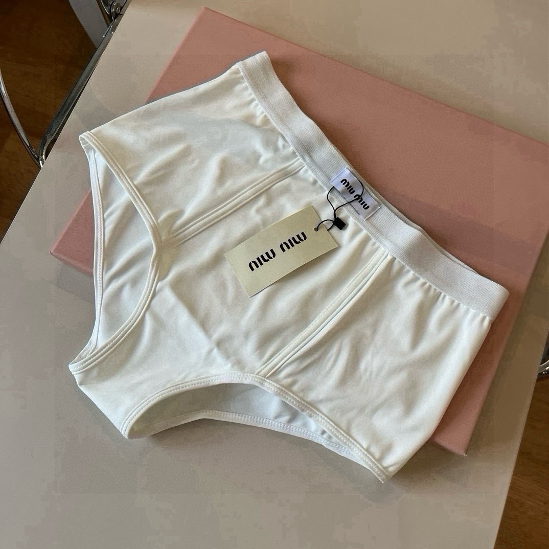  🆕

miumiu缪缪分体套装新款分体泳衣😍🥰适合多种场景的游泳衣🏊‍♀️海边 游泳池 温泉 水上乐园