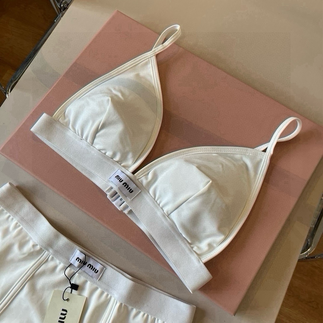  🆕

miumiu缪缪分体套装新款分体泳衣😍🥰适合多种场景的游泳衣🏊‍♀️海边 游泳池 温泉 水上乐园