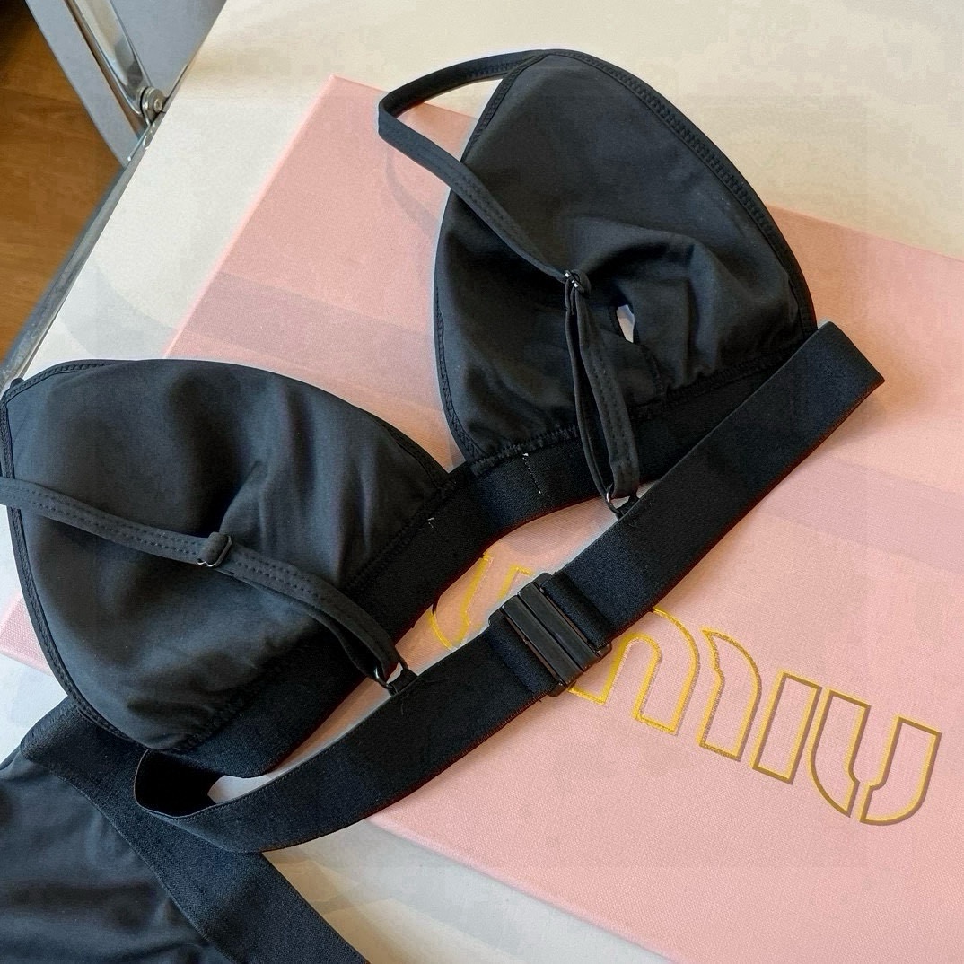  🆕

miumiu缪缪分体套装新款分体泳衣😍🥰适合多种场景的游泳衣🏊‍♀️海边 游泳池 温泉 水上乐园