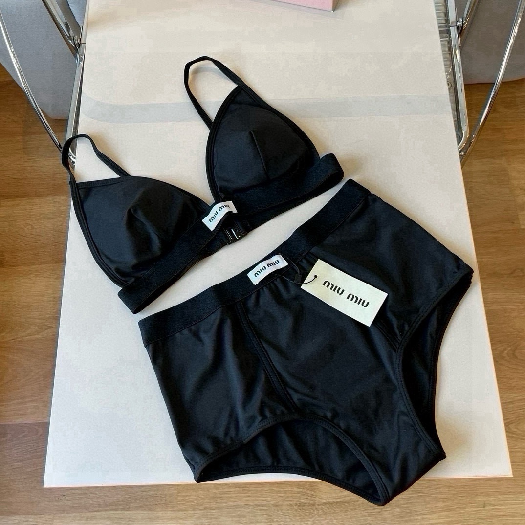  🆕

miumiu缪缪分体套装新款分体泳衣😍🥰适合多种场景的游泳衣🏊‍♀️海边 游泳池 温泉 水上乐园