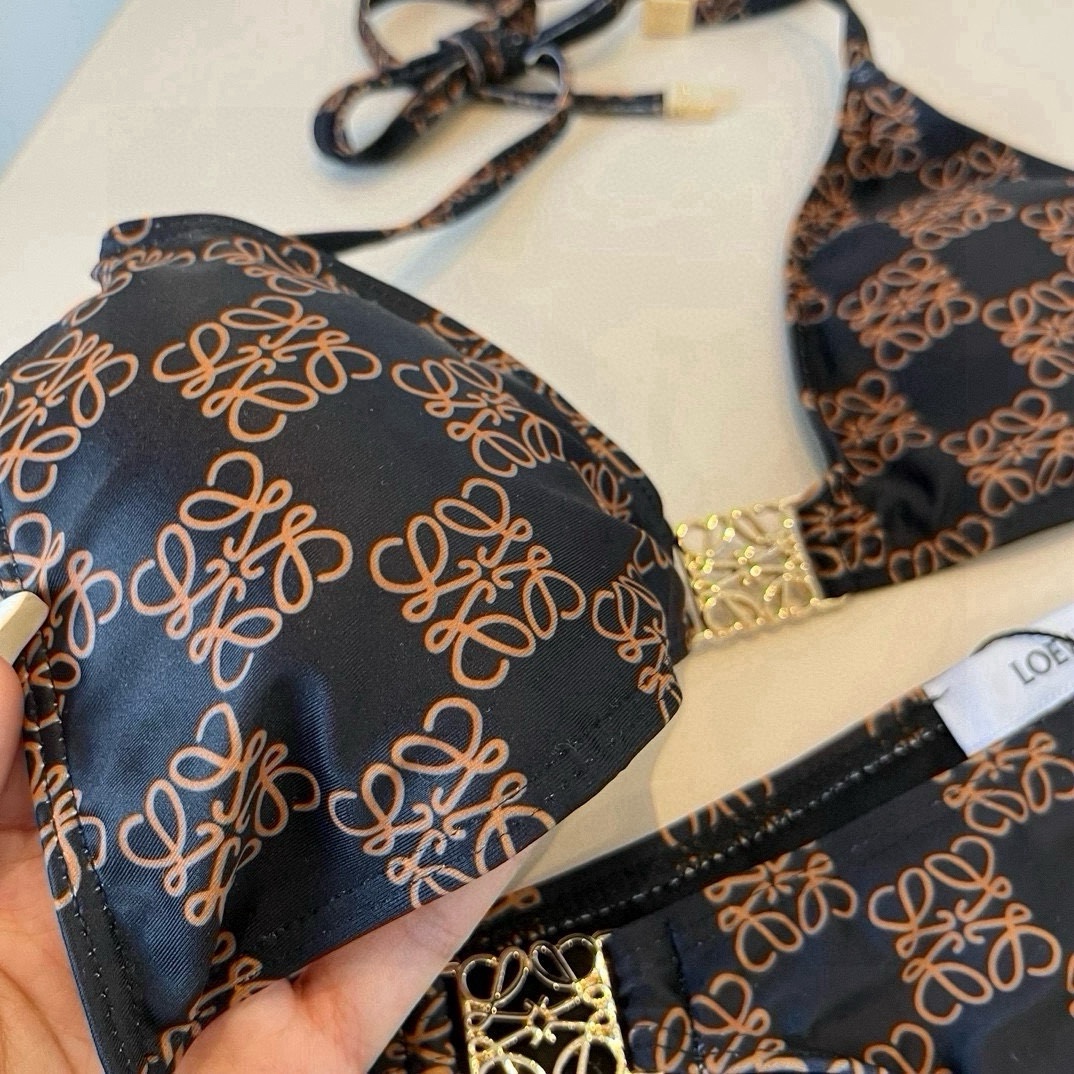  🆕
LOEWE罗意威 新款比基尼😍🥰适合多种场景的游泳衣🏊‍♀️海边 游泳池 温泉 水上乐园 漂流都可