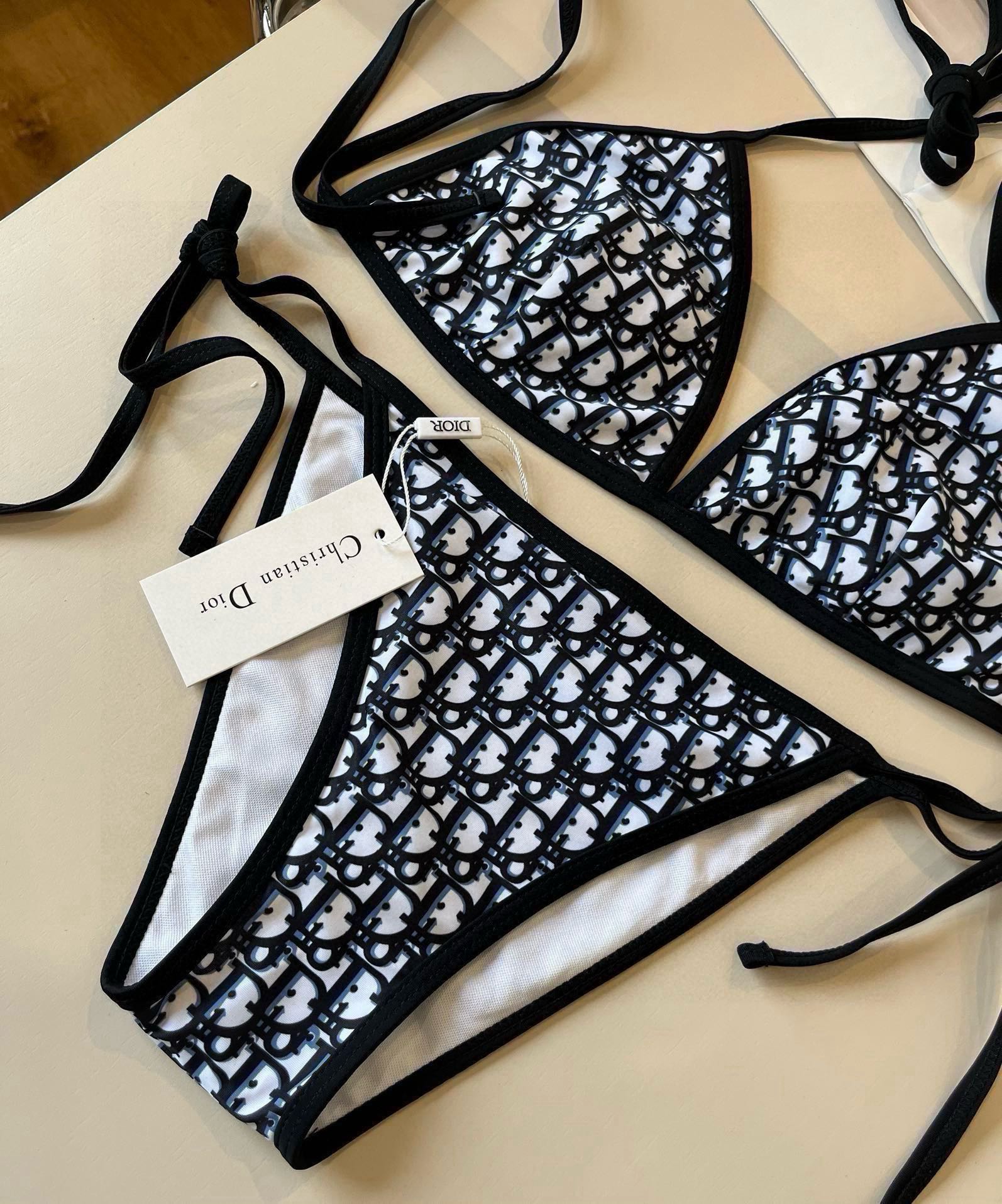  🆕
Dior迪奥 经典比基尼👙❤️😍🥰适合多种场景的游泳衣🏊‍♀️海边 游泳池 温泉 水上乐园 漂流都