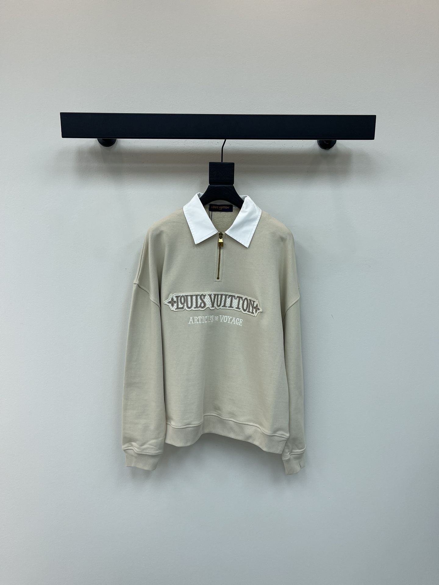 NO:447991,Louis Vuitto*25 early autumn new lapel zipper half-pallet sweatshirt custom YB native cotton material high-quality texture stylish outfit exquisite lapel sweatshirt style half-pallet zipper collar design fine fabric breathable windproof shoulder loose shoulder looser highlights neutral and relaxed style Pure white contrasting collar chest embroidered letter logo four-leaf clover elements Three-dimensional decorative decoration Back swing logo echoes brand style Fully stretch threaded edge details Make the retro college style strong, age-reducing style Easy to control on daily travel or party SML,,louis vuitton,hoodie,sweatshirts,alexander wang19860909Louis Vuitto*25早秋新款翻领拉链半开襟卫衣 定制YB原生全棉材质 质感高级 穿搭有型 精致翻领卫衣版型 半开襟拉链领设计 通体细密面料 透气挡风 落肩宽松更凸显中性松弛风格 纯白撞色领口胸前刺绣字母徽标四叶草元素 立体贴布装饰 后摆徽标呼应 凸显品牌格调 弹力螺纹包边细节满分 让复古学院风格强烈 减龄洋气 日常出行或聚会轻松驾驭 SML,,louis vuitton,hoodie,sweatshirts,alexander wang,Women's clothing