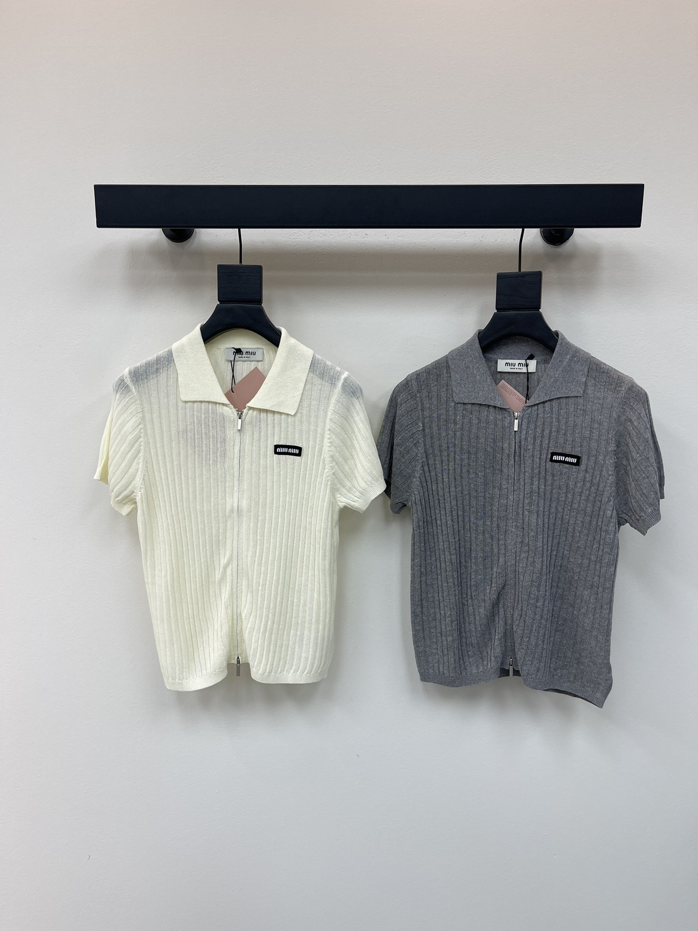 NO:450093,Miumi*25 new lapel knitted cardigan, vertical pit strips, visual slimming and more literary. Decorated with the letter logo on the chest, strong retro style, regular style, inclusive body, elastic and sweet and fashionable. SML,,miumiu,alexander wang19860909Miumi*25新款翻领针织开衫 通体竖坑条纹理 视觉显瘦更显文艺 配合胸前字母徽标装饰 复古风格强烈 常规版型包容身材 弹力十足甜美洋气.SML,,miumiu,alexander wang,Women's clothing