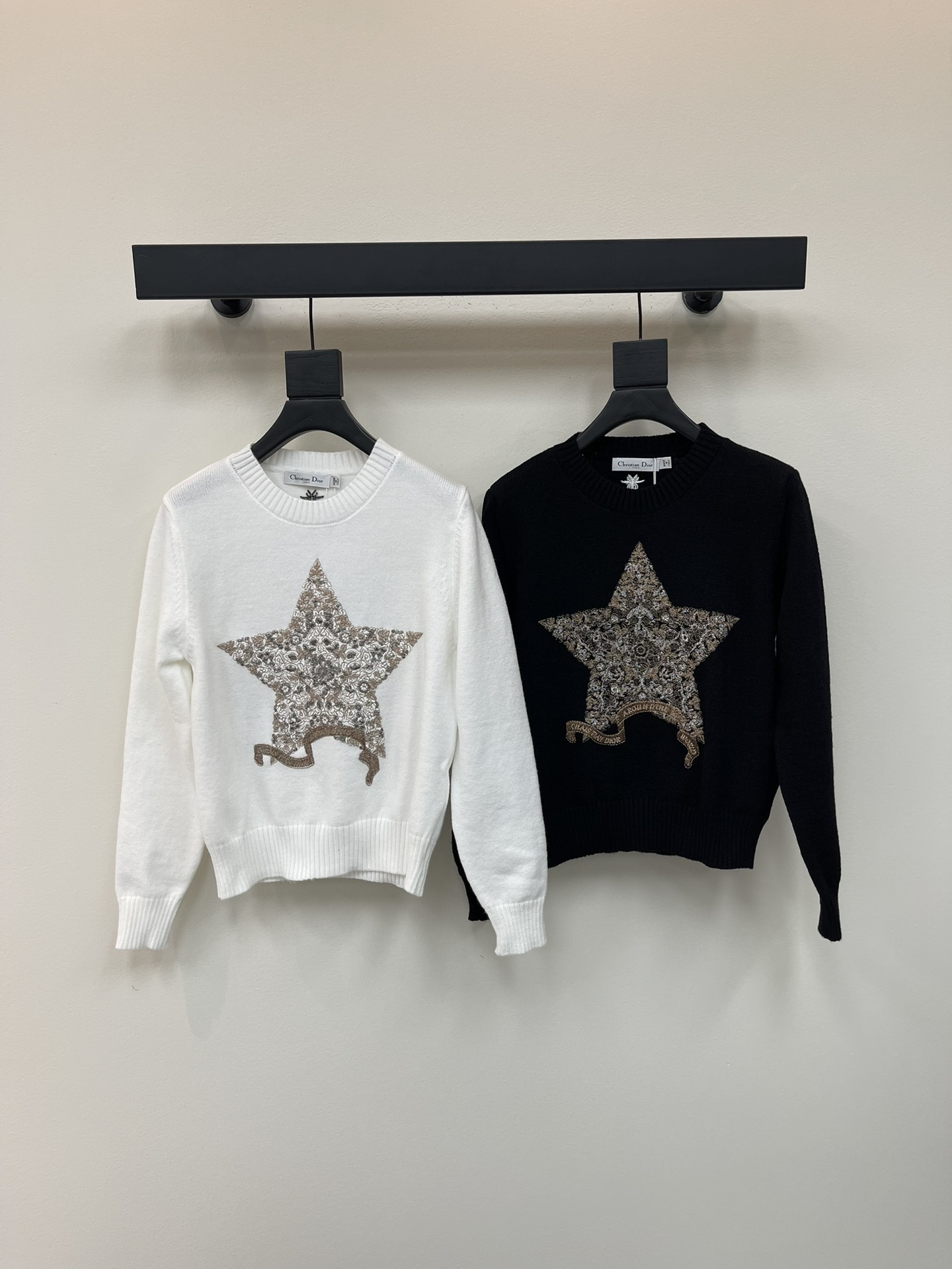 NO:450089,Dio* 25 new classic five-pointed star embroidered knitted sweater!  Excellent quality!  The fusion of star embroidery craftsmanship is super beautiful. White, rich and beautiful must be included!  Luxury high-end items, classic round neck versatile style, elegant and age-reducing girlish style!  SML, dior, sweaters, alexander wang19860909Dio* 25新款经典五角星刺绣针织毛衣！质量超赞！融合星星刺绣工艺超美.白富美必入！奢华高级单品,经典圆领百搭版型气质优雅减龄少女风！SML,,dior,sweaters,alexander wang,Women's clothing