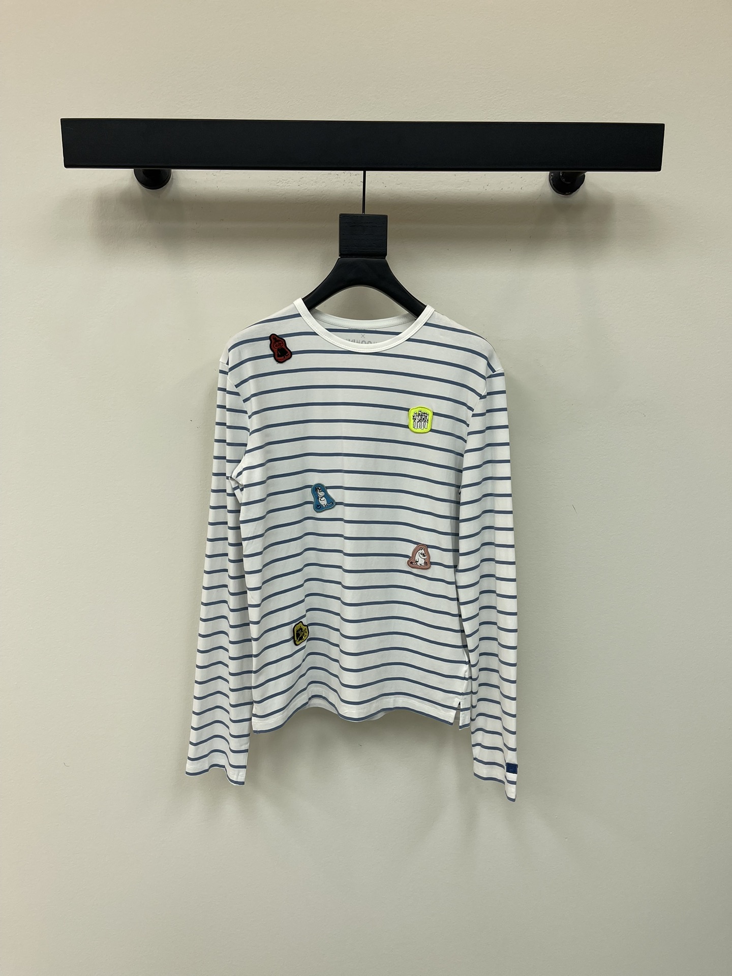 NO:448046,Acne Studio*s Moomin 25 early autumn co-branded new style Moomin cartoon patch embroidered striped long-sleeved T-shirt | Exclusive yb development!  High-end production!  The simple style is all summer style, with a neutral style design, which covers the flesh and makes you look slim, casual and free, and one piece is light and goes out on the street!  The loose fit can well modify the body. The fabric has good moisture absorption and breathability, making it particularly comfortable to wear on the body!  SML, acne studios,tees,t-shirt,alexander wang19860909Acne Studi*s Moomin 25早秋联名新款 姆明卡通贴布绣条纹长袖T恤丨独家yb开发！高版出品！简约的风格全是夏日风情,中性版型设计,遮肉显瘦,随性洒脱,一件轻巧出街！宽松的版型可以很好的修饰身材.面料拥有着很好的吸湿性和透气性,穿在身上特别的舒适！SML,,acne studios,tees，t-shirt,alexander wang,Women's clothing