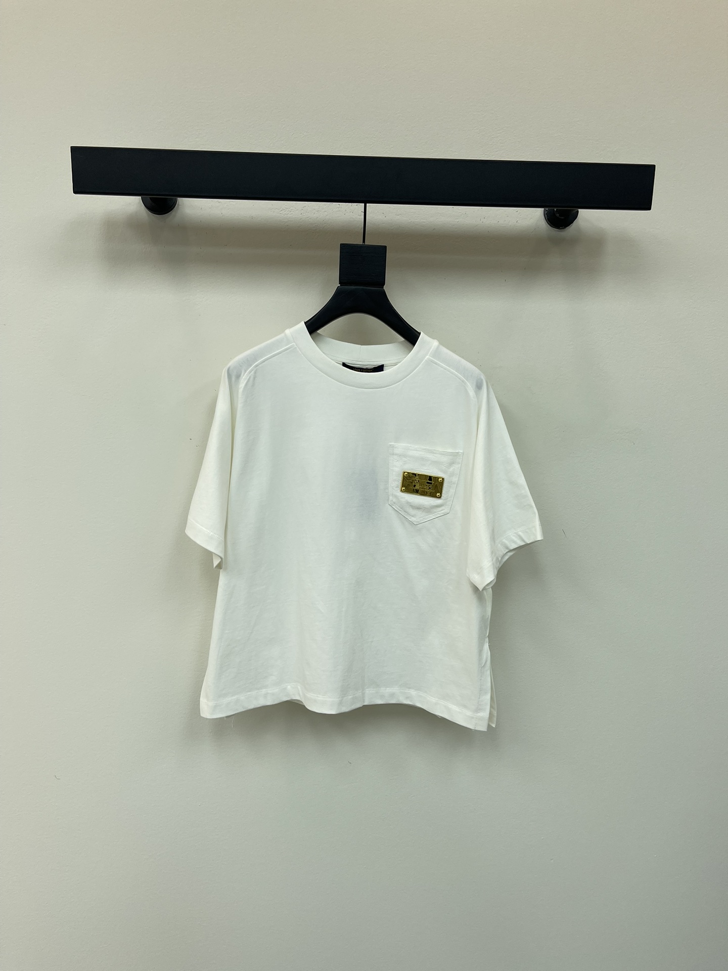 NO:448043,Louis Vuitto*25 new metal logo jacquard pocket short-sleeved T-shirt custom made of cotton, breathable and comfortable, shoulder-drop mid-sleeved silhouette, retro and advanced style, slightly elastic and slim and slim, plain base, decorate metal sign letters on top of the chest pocket, details make the simple style more layered, match with jacquard dark patterns, full of old money, showing high-end style and overall coordination charm, and dressing into a casual and lazy style SML,,louis vuitton, T-shirt,tees, t-shirt,alexander wang19860909Louis Vuitto*25新款金属徽标提花口袋短袖T恤 定制全棉材质 透气舒适 落肩中袖廓形 版型复古高级 略带弹性显瘦修身 素色打底 装点金属标牌字母于胸前口袋之上 细节让简单款式更显层次感 配合提花暗纹 老钱感满满 彰显高级格调和整体协调魅力 穿搭出休闲慵懒风格 SML,,louis vuitton,T-shirt,tees，t-shirt,alexander wang,Women's clothing