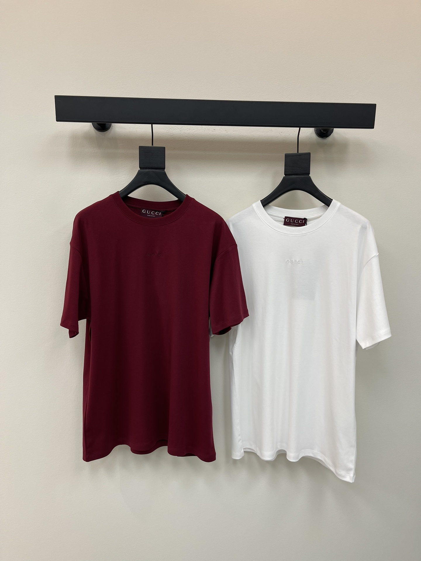 NO:448019,Gucc*25 new round neck letter embroidered short-sleeved T-shirt Customized YB native cotton material breathable and comfortable, full texture Loose Oversized short-sleeved T-shirt cut highlights the brand style Made of gram-weight pure cotton, full of drape, presents a slim visual effect The chest is embroidered with embroidery technology to outline the brand logo pattern of letters. Fashion and high-end feel is instantly created to create a personal style. Fashion and handsome. The inner wear is brilliant and fashionable. SML,,gucci,versace,T-shirt,tees,t-shirt,alexander wang19860909Gucc*25新款圆领字母刺绣短袖T恤 定制YB原生全棉材质 透气舒适 质感十足 宽松Oversized短袖T恤裁剪 凸显品牌格调 采用克重纯棉制成 垂坠感十足 呈现显瘦视觉效果 胸前利用刺绣工艺勾勒出字母品牌徽标图案 时尚高级感立现 打造个性风格 时尚帅气 单穿内搭都出彩时髦 SML,,gucci,versace,T-shirt,tees，t-shirt,alexander wang,Women's clothing