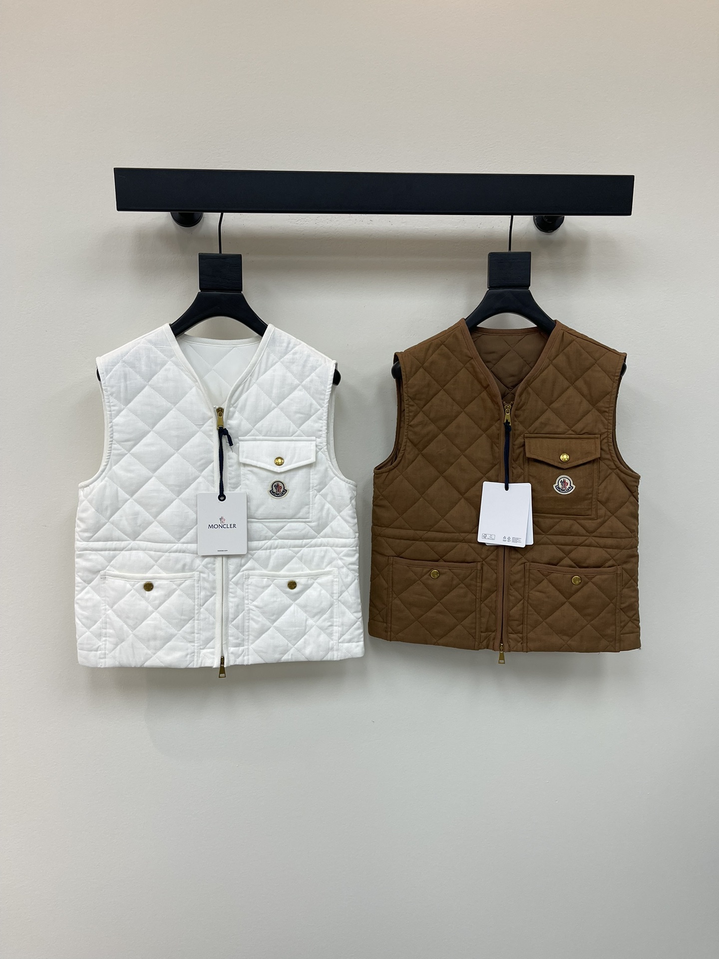 NO:447998,Moncle* 25 autumn and winter new diamond-shaped down cotton jacket with vest jacket customized YB imported linen material, its craftsmanship is restored, rich sunscreen, enhances the function of anti-cold in autumn and winter, down cotton filling the inner part, light and warm, Zippered vest style, diamond-shaped embossed throughout, multiple pockets warm, and increase capacity, rich and practical design, iconic logo patch on the chest, highlighting the low-key and high-end feeling, the drawstring on the inner waist adjusts the curve, easy to put on and take off, exquisite logo decorates the inside, details can successfully get rid of the dullness, integrating warmth and fashionable SML, Moncler, jackets & coats, down jacket, alexander wang19860909Moncle*蒙口25秋冬新款菱格羽绒棉服马甲外套 定制YB进口亚麻材质 其工艺还原 富有防晒水内胆 提升秋冬御寒功能 羽绒棉填充内里 整件轻盈保暖 拉链开襟马甲版型 通体采用菱格压纹 多处口袋暖手增大容量 设计丰富实用 胸口标志性徽标贴布点缀 彰显低调高级感 内侧腰间抽绳调节曲线松紧 便于穿脱 精致徽标装点内侧 细节就能成功摆脱沉闷 集保暖与时髦一体 SML,,Moncler,jackets & coats,down jacket,alexander wang,Women's clothing