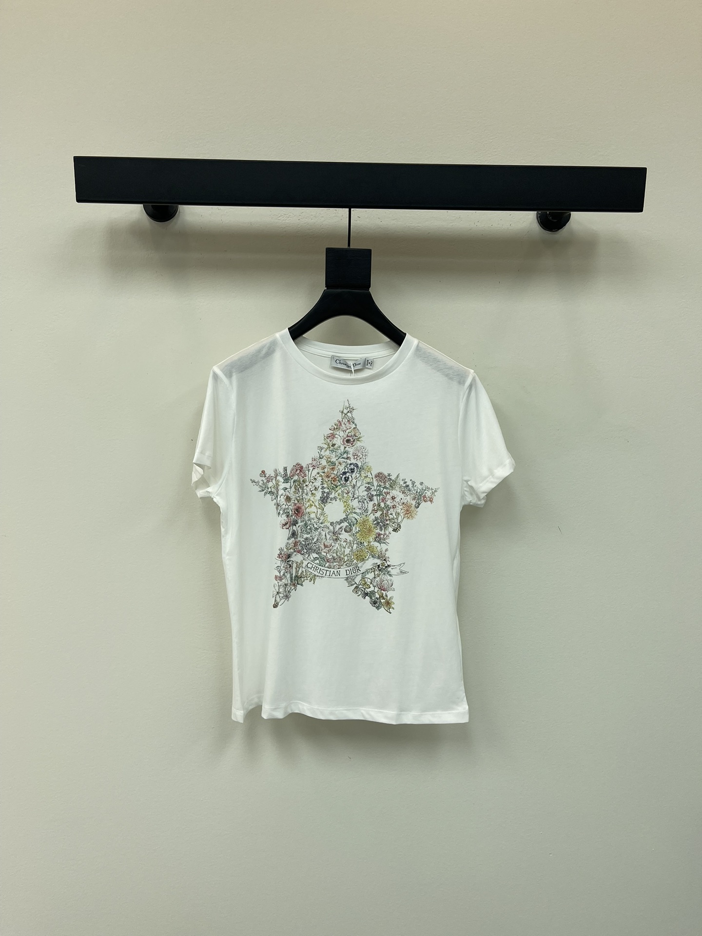 NO:448035,Dio*25 new round neck five-pointed star floral print short-sleeved T-shirt custom YB linen cotton material high-quality texture soft and comfortable regular short-sleeved T-shirt cut made of gram heavy cotton linen slightly elastic to give a slim visual effect The large body is decorated with natural elements such as flowers and vines, combined into a five-pointed star pattern that conforms to the brand tone, and embellishes ribbons with flower letters. The fairy style is unified and coordinated. The design sense is full. The inner wear is brilliant and fashionable. SML,,dior,T-shirt,tees,t-shirt,alexander wang19860909Dio*25新款圆领五角星花卉印花短袖T恤 定制YB亚麻棉材质 质感高级 柔软舒适 常规短袖T恤裁剪 采用克重棉麻制成 略带有弹力 呈现显瘦视觉效果 大身以花朵藤蔓等自然元素装饰 组合成符合品牌调性的五角星图案 并以花体字母标点缀丝带 仙气风格统一协调 设计感拉满 单穿内搭都出彩时髦 SML,,dior,T-shirt,tees，t-shirt,alexander wang,Women's clothing