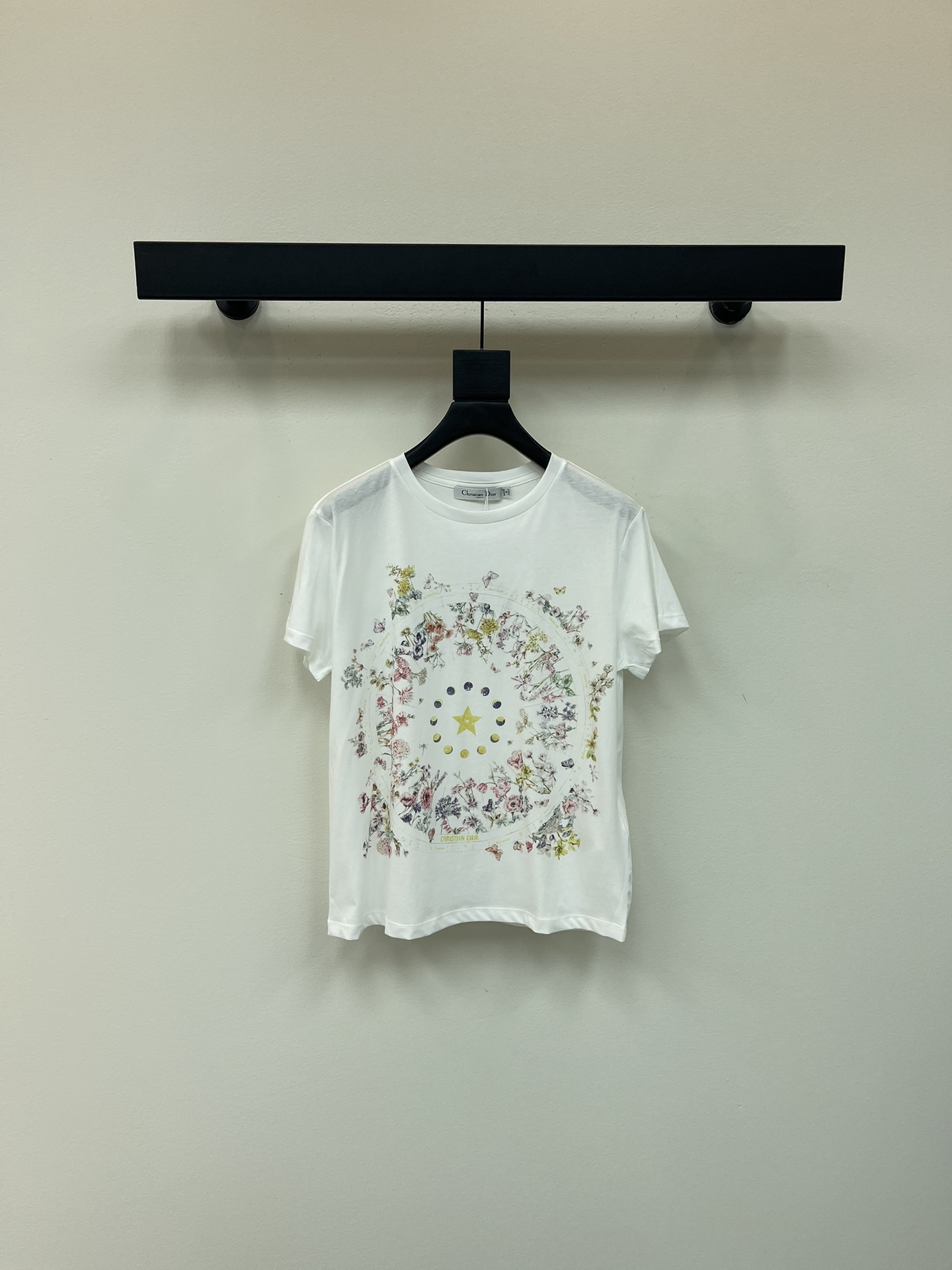 NO:448027,Dio*25 new round neck floral print short-sleeved T-shirt custom YB linen cotton material high-quality texture soft and comfortable regular short-sleeved T-shirt cut made of gram-heavy cotton linen slightly elastic to present a slim visual effect The large body is decorated with natural elements such as the phase changes of flowers, vines, moon phases, etc. Combined into a spiral pattern. Five-pointed stars that conform to the brand tone are centered. The fairy style is unified and coordinated. The design sense is full. The inner wear is brilliant and fashionable. SML,,dior,T-shirt,tees,t-shirt,alexander wang19860909Dio*25新款圆领花卉印花短袖T恤 定制YB亚麻棉材质 质感高级 柔软舒适 常规短袖T恤裁剪 采用克重棉麻制成 略带有弹力 呈现显瘦视觉效果 大身以花朵藤蔓月相变化等自然元素装饰 组合成螺旋状图案 符合品牌调性的五角星点缀居中 仙气风格统一协调 设计感拉满 单穿内搭都出彩时髦 SML,,dior,T-shirt,tees，t-shirt,alexander wang,Women's clothing