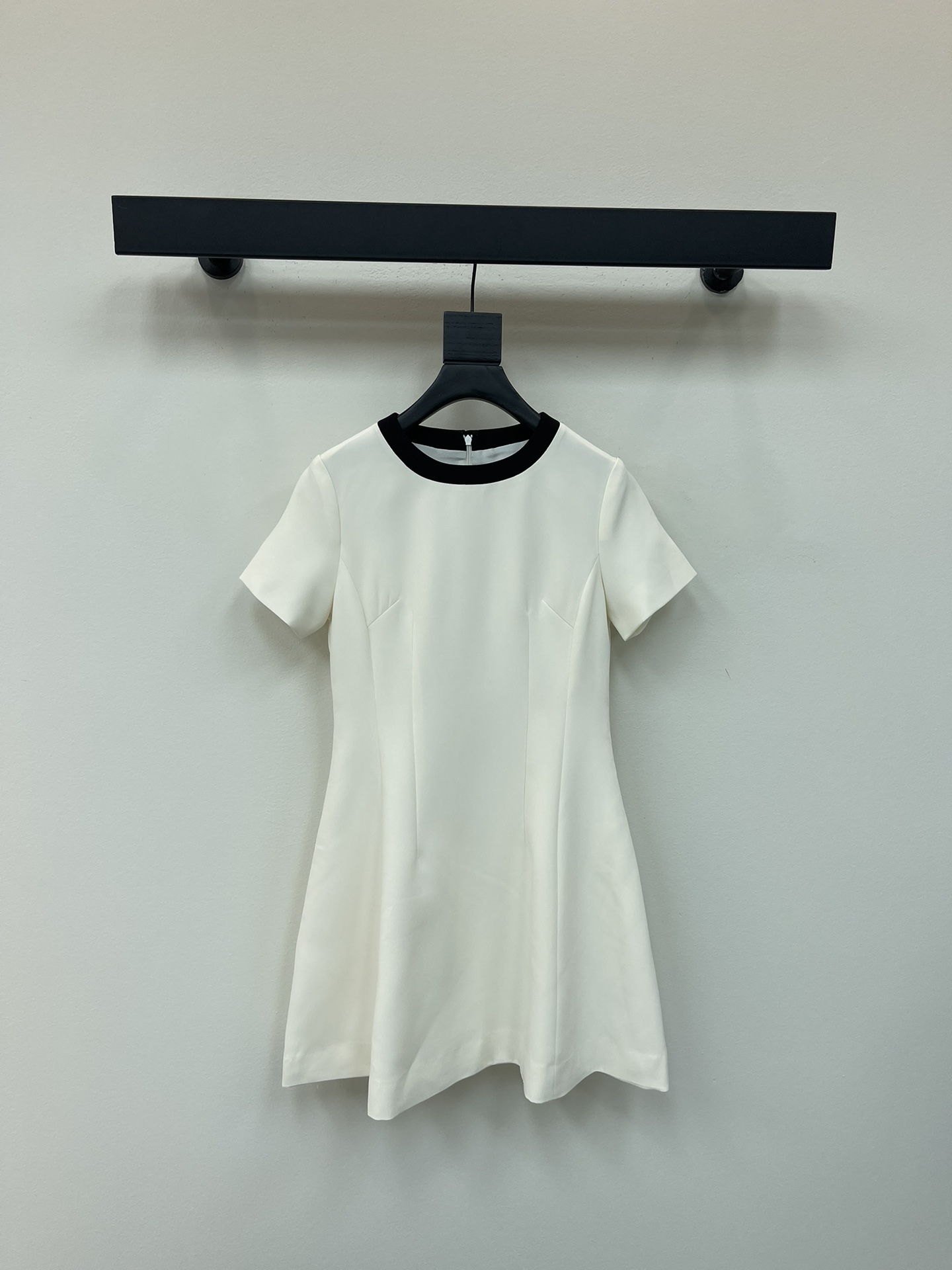 NO:448060,Valentin* 25 new contrasting edge bow dress, a pretty girlish feeling, sweet and salty, age-reducing girlish style, small A-line cut style, versatile and not picky, high-end black and white tone, simple and generous, custom fabric texture, very high practical wear, easy to grasp on daily dates and commuting SML, valentino, skirts, alexander wang19860909Valentin* 25新款撞色边蝴蝶结连衣裙 妥妥的娇俏千金感 可甜可盐减龄少女风 小A字剪裁版型百搭不挑人 高级黑白调简洁大方 定制面料质感超赞 实穿度非常高日常约会通勤都轻松拿捏了 SML,,valentino,skirts,alexander wang,Women's clothing