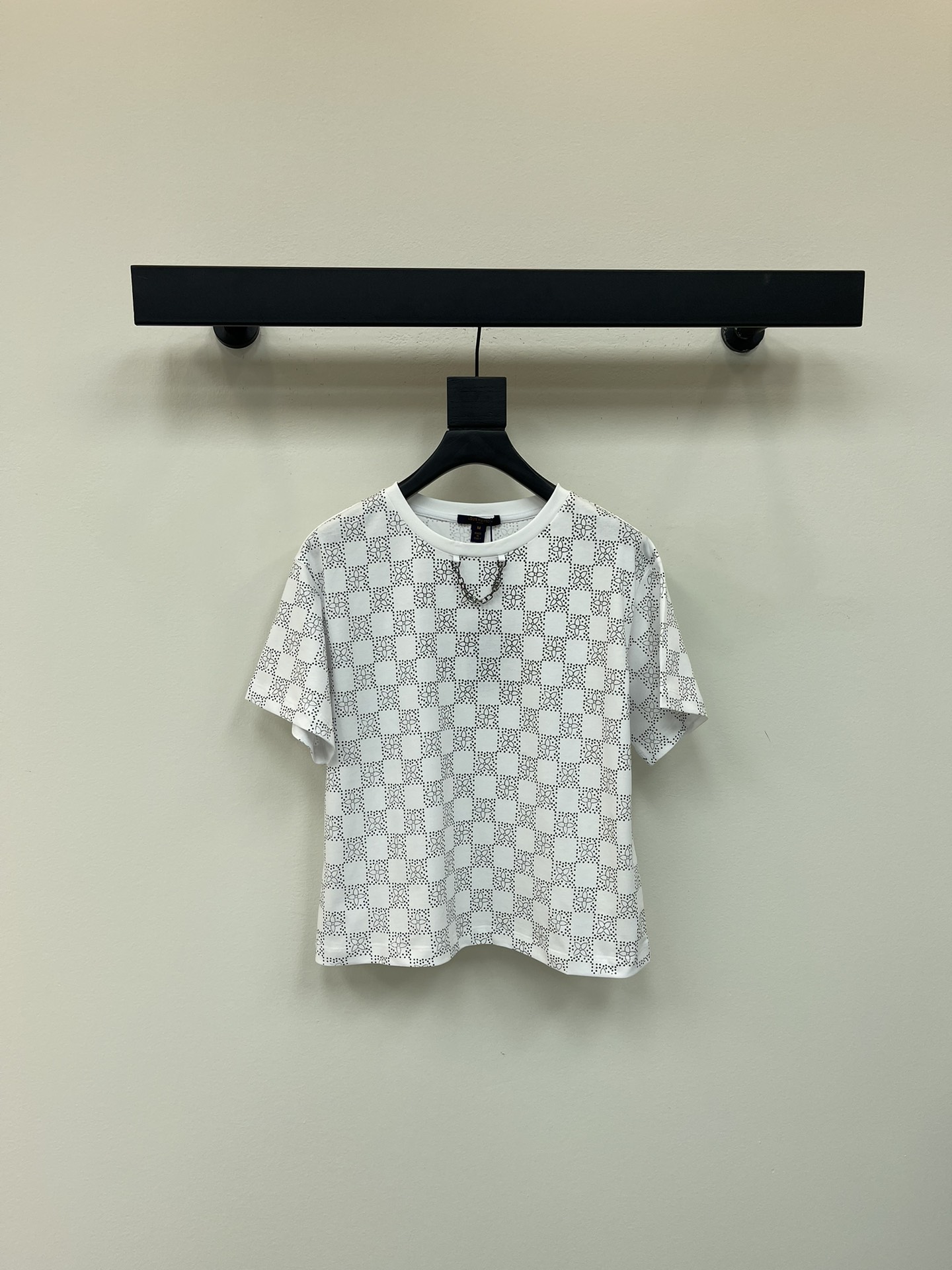NO:448011,Louis Vuitto*25 new round neck printed chain short-sleeved T-shirt custom YB twill cotton material breathable and comfortable, full texture. Short T-shirt cut highlights the brand style. Made of gram-weight pure cotton, slightly elastic, and gives a slim visual effect. The neckline is marked with metal letters and chain white thread edges. The large body is full of black and white chess boards. Interspersed with four-leaf clover letter patterns. With a short waist, the youthful atmosphere suddenly increases. The inner wear is brilliant and fashionable. SML,,louis vuitton, T-shirt,tees, t-shirt,alexander wang19860909Louis Vuitto*25新款圆领印花链条短袖T恤 定制YB斜纹全棉材质 透气舒适 质感十足 短款T恤裁剪 凸显品牌格调 采用克重纯棉制成 略带有弹力 呈现显瘦视觉效果 领口以金属字母标链条白色螺纹包边作设计亮点 大身满印黑白棋盘格 穿插四叶草字母图案 配合短腰身 青春气氛骤增 单穿内搭都出彩时髦 SML,,louis vuitton,T-shirt,tees，t-shirt,alexander wang,Women's clothing