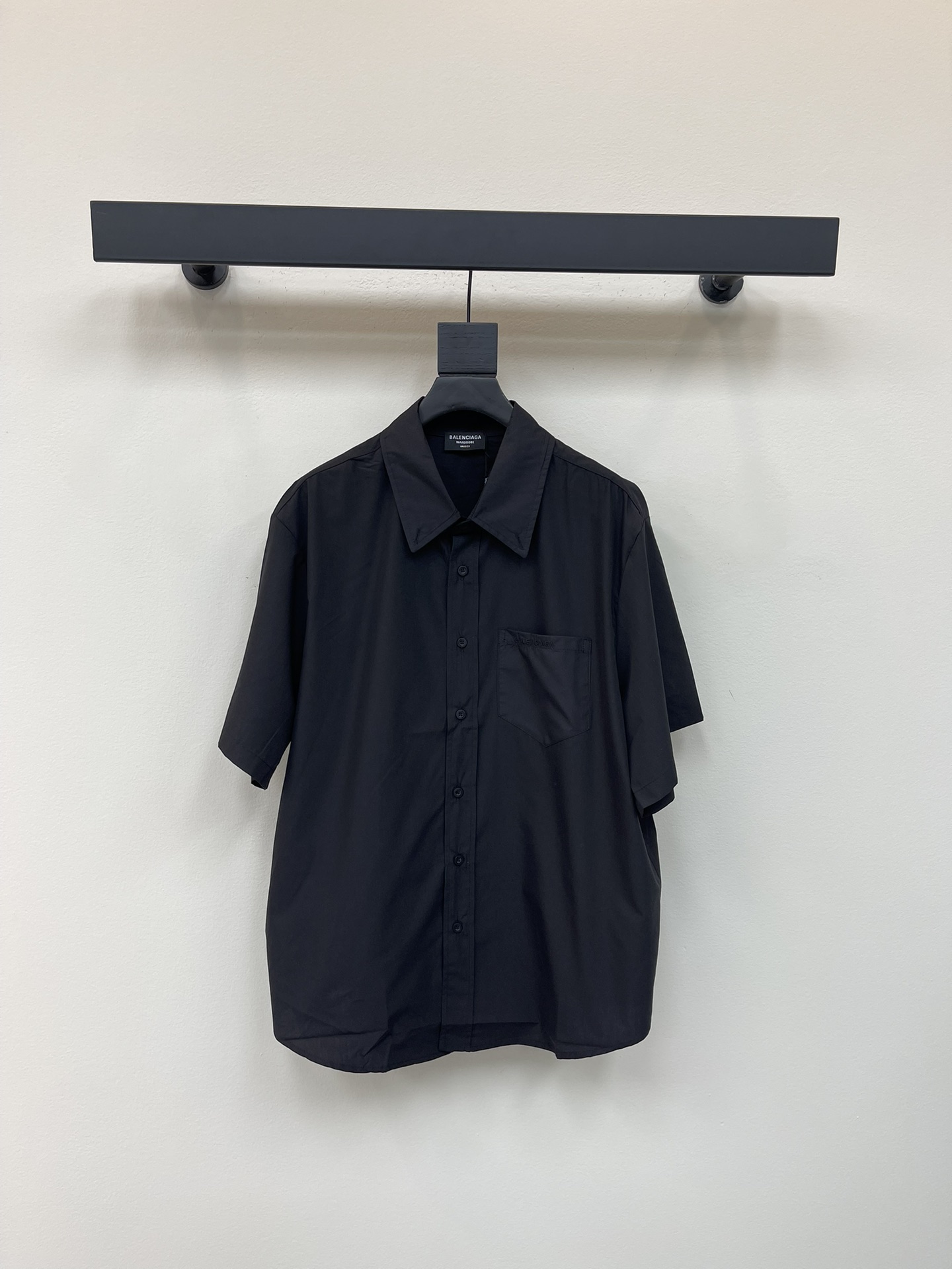 NO:447979,BALENCIAG*25 new red signature tape lapel short-sleeved shirt. It uses customized fabric, comfortable and soft upper body, skin-friendly and breathable, chest pocket design, label printing embellishment on the back, and logo-breasted design, full of design sense, wardrobe essential items, loose style, can be matched with multiple types of clothing to create a fashionable look, the same style as men and women!  S-XL, balenciaga,shirts,T-shirt,alexander wang19860909BALENCIAG*25新款红色签字胶带翻领短袖衬衫.采用定制面料,上身舒适柔软,亲肤透气,胸前口袋设计,后幅饰有标签印花点缀,带logo排扣设计,设计感十足,衣橱必备单品,宽松版型,能与多类型服饰搭配营造时尚造型,男女同款！S-XL,,balenciaga,shirts,T-shirt,alexander wang,Women's clothing