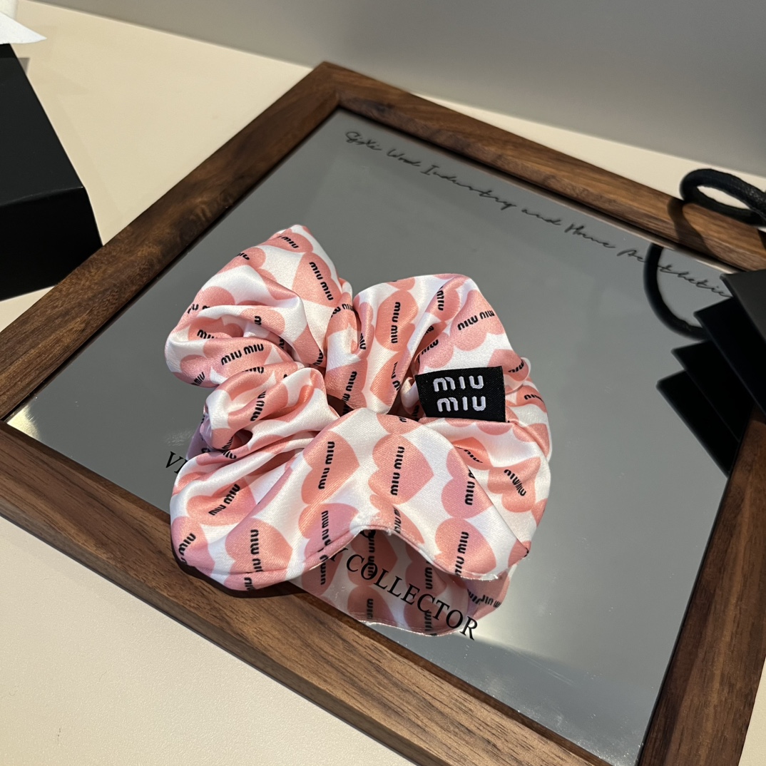 🆕

缪缪miumiu新款发圈