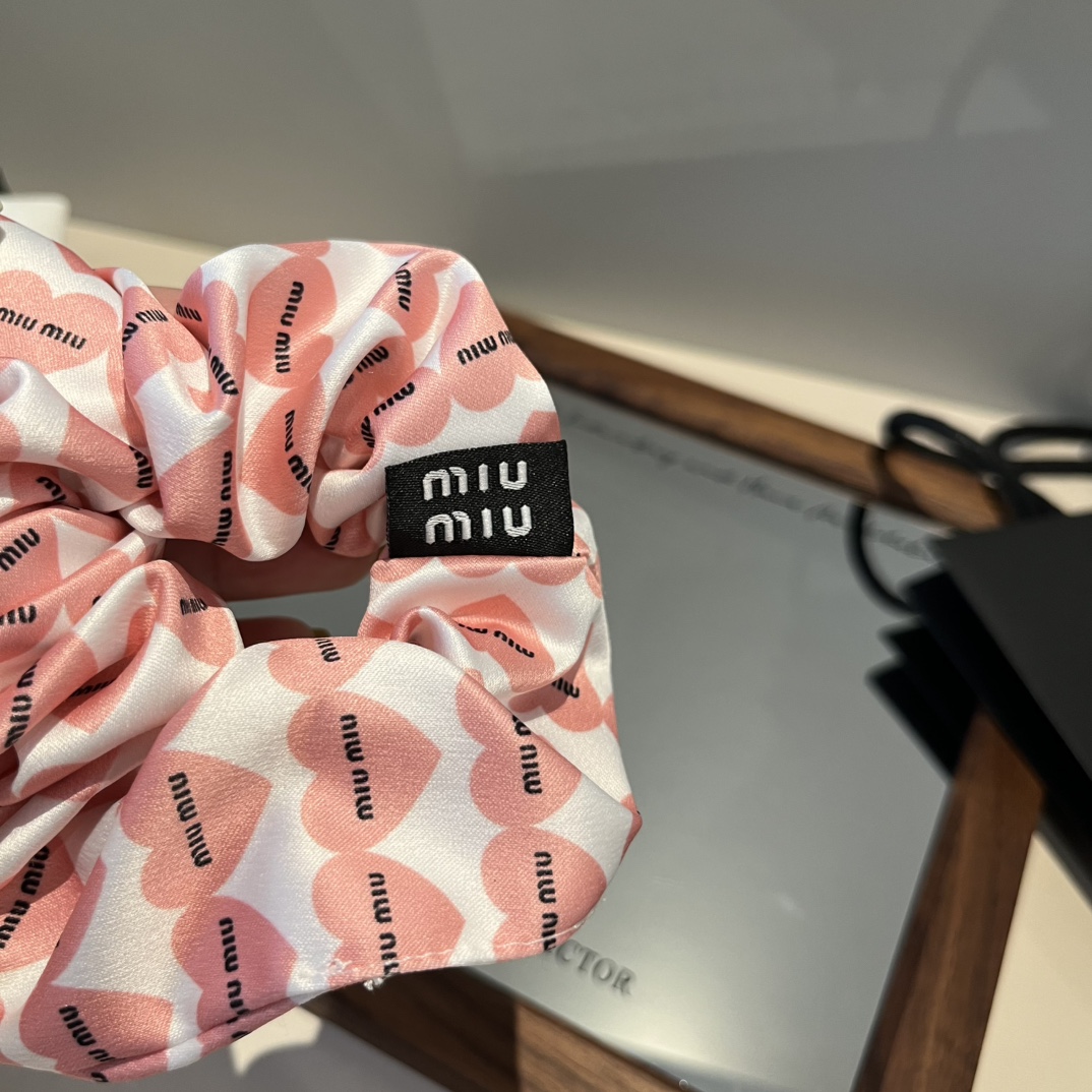 🆕

缪缪miumiu新款发圈