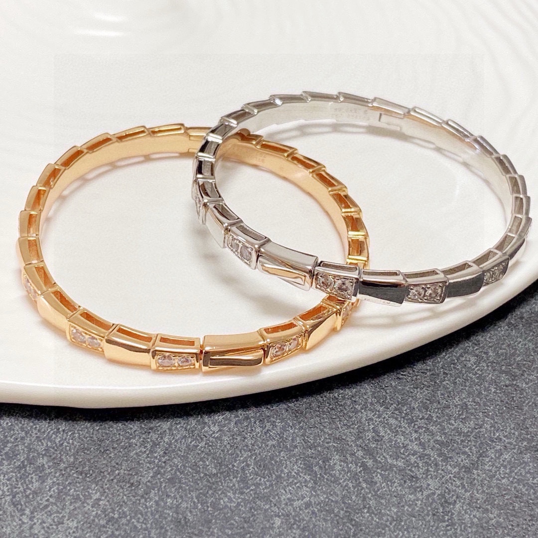 👑宝格丽手镯SerPenti ViPer系列间钻蛇骨手镯，V金材质厚镀厚金。完美镶钻精心打磨，与金属边完