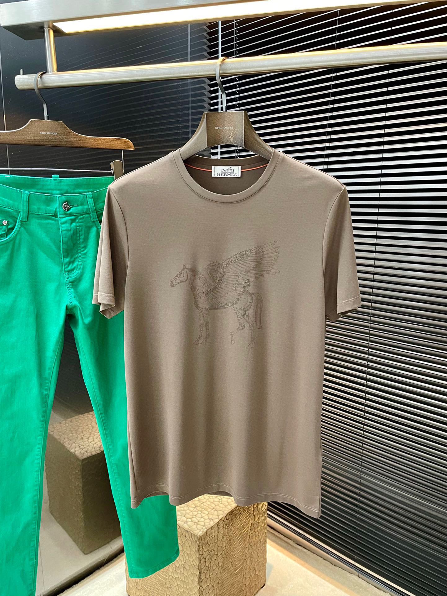 NO:466585,P HERMES series VIP high-end customization, new short-sleeved spring and summer style, versatile style, anyone can easily control the fabric, fully customized, high-quality first-class imported Korean viscose fabric, the fabric feels soft, the upper body is comfortable and soft. The simple style is very classy, ​​simple and unique, the style is very exquisite, the cut is very exquisite, showing the aura, and it will highlight the exquisiteness of business men!  Size M-3XL, hermes, hermes, T-shirt, alexander wang19860909P  HERMES（爱马仕） 系列 VIP高级定制 春夏季新款短袖 百搭款式 任何人都可以轻松驾驭 面料全订制 高定一等品韩国进口粘纤面料 面料手感柔软,上身舒适柔软 简约的款式非常显档次,简约个性时尚,版型剪裁非常精致,显气场,又会凸显商务男士的精致！尺码 M-3XL,,hermes,hermes,T-shirt,alexander wang,Men's clothing