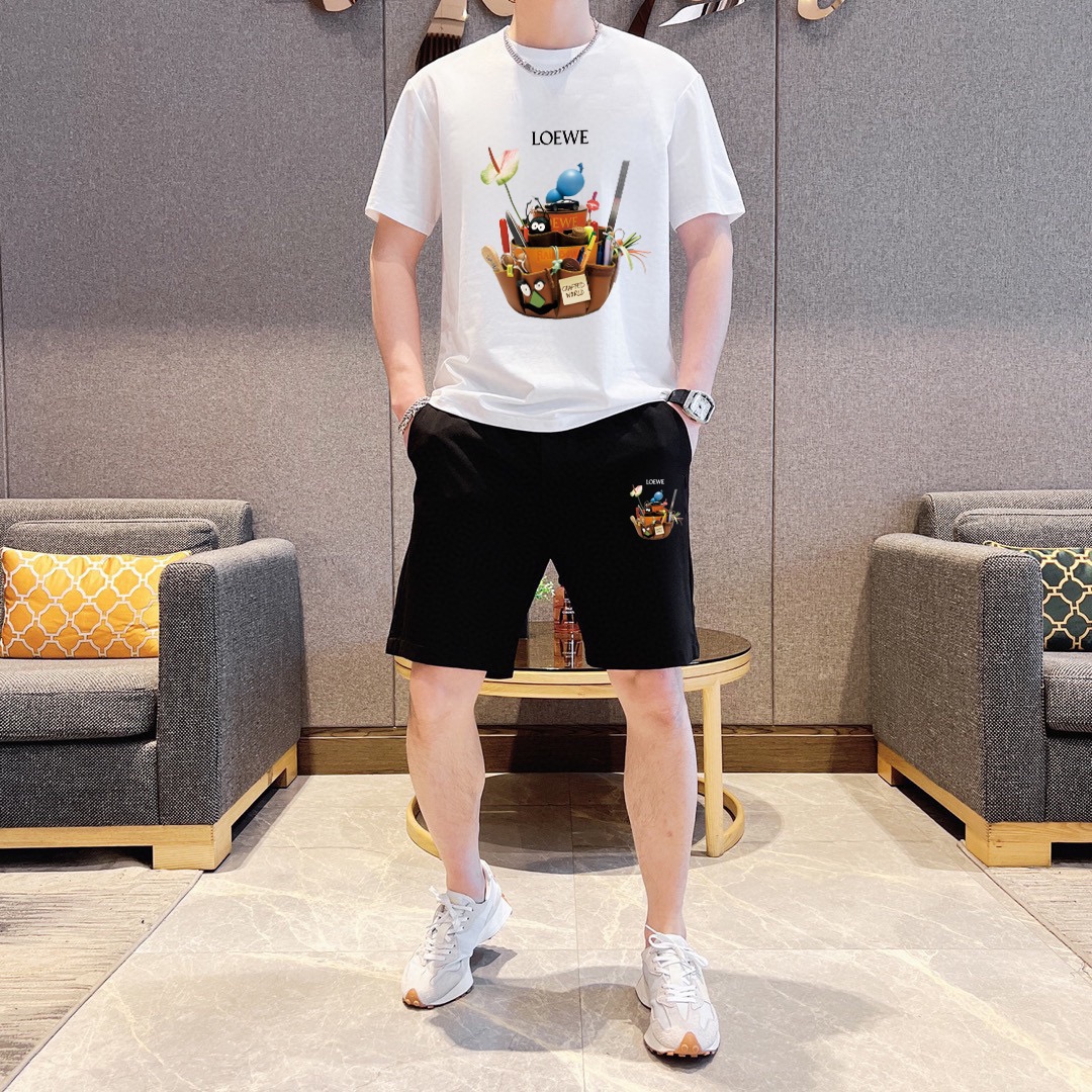 Loewe 品牌【LOEWE罗意威】 2025新款男士短袖短裤套装 销售 市面高端版本 手感细腻柔软 让你穿着更加舒适 立体裁剪版型超赞 尺码:M-5XL下单请报身高体重
