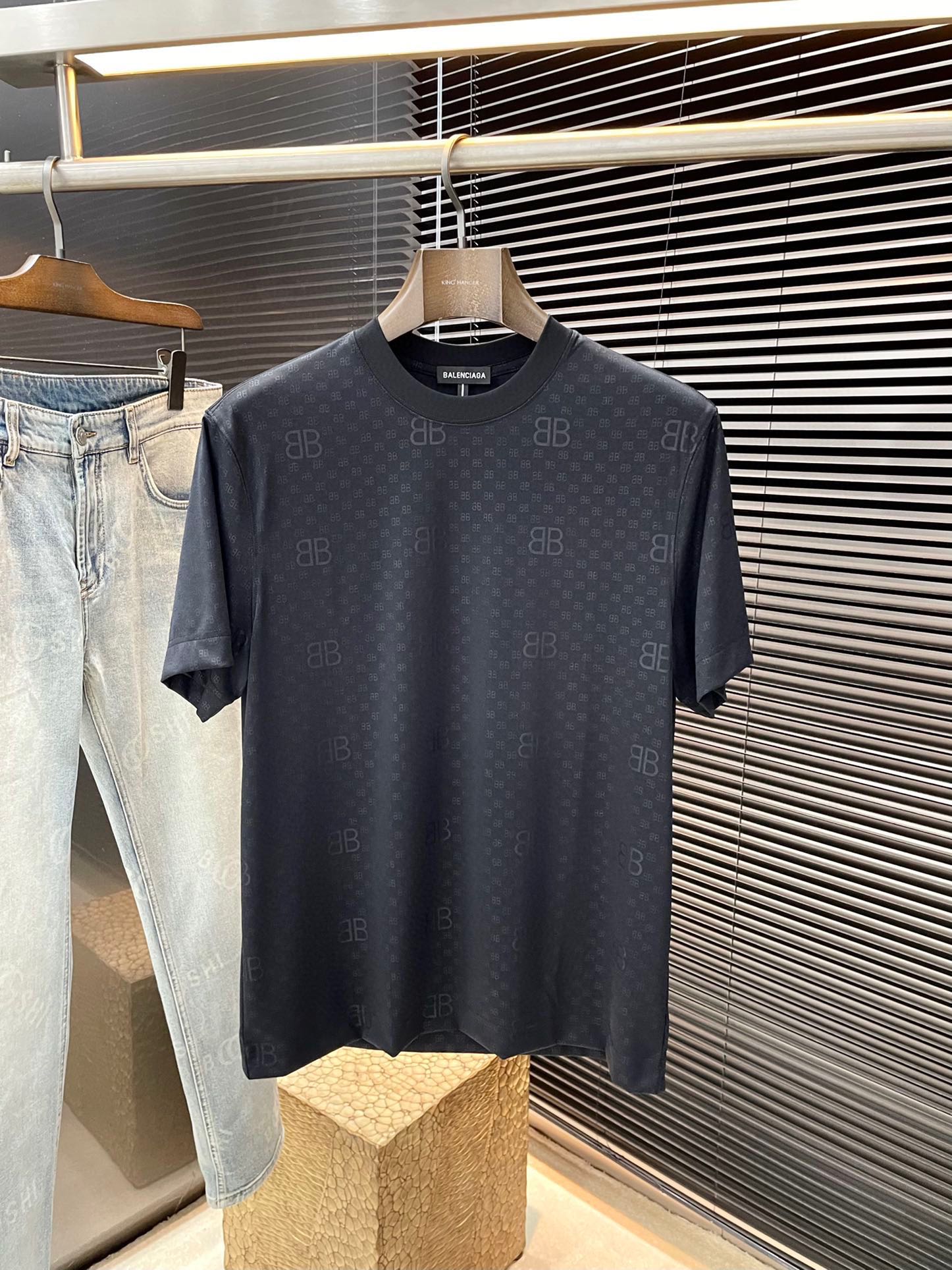 NO:458091,P Balenciaga- (Balenciaga) series VIP high-end customization 2025 spring and summer new short-sleeved versatile styles anyone can easily control. Fully customized fabrics, high-quality first-class Jinmin fabric. The fabric feels soft, digital embossing technology, comfortable and soft on the upper body. The simple style is very classy, ​​simple and unique, fashionable, the style is very exquisite, showing the aura, and will highlight the exquisiteness of business men!  Size M-3XL, balenciaga, balenciaga, T-shirt, alexander wang19860909P  Balenciaga-（巴黎世家）系列 VIP高级定制 2025春夏季新款短袖 百搭款式 任何人都可以轻松驾驭 面料全订制 高定一等品锦氨面料 面料手感柔软,数码压花工艺,上身舒适柔软 简约的款式非常显档次,简约个性时尚,版型剪裁非常精致,显气场,又会凸显商务男士的精致！尺码 M-3XL,,balenciaga,balenciaga,T-shirt,alexander wang,Men's clothing