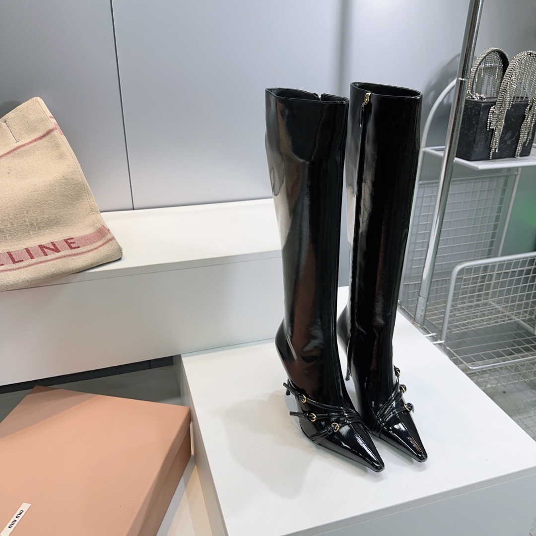 NO:477242,High quality! Top quality Miumiu 25 autumn and winter new thin heel pointed toe side zipper high heel boots! The single-item toe toe and thin heel complement each other, adding to the temperament and good comfort of the boots. In addition, the black cow patent leather outlines the slender lines of the legs, and at the same time it has a good wrapping ability. It is tough and yet feminine and gentle temperament. The inner zipper of the boot makes it easier to put on and take off, giving 2025 a beautiful autumn and winter romanticism! This lady looks so beautiful. Take it off immediately! Wear early and enjoy early. The upper is made of original imported cowhide/beef patent leather/wrinkled patent leather. Inner footbed sheepskin imported from Italy. Heel height: 4.5cm 10cm. Two heights. Size: 35-40 (40 custom made and not returned) with original packaging, boots, miumiu, boots, cowhide, sheepskin, Leather soles19860909高品质！顶级品质 Miumiu 缪缪 25秋冬新款细跟尖头 侧拉链高跟长靴！ 單品尖头鞋頭與細跟相得益彰,增添長靴的氣質與良好的舒適性,加之在黑色牛漆皮,勾勒出腿部纖細的線條,同時又具有很好的包裹性,硬朗中又不失女性的柔美氣質,靴筒內側拉鍊使穿脫更為簡單,賦予2025這個優美的秋冬一些浪漫主義！ 这上脚太太太好看了 马上拿下！ 赶紧早穿早享受 鞋面采用原版进口牛皮/牛漆皮/皱漆皮 内里垫脚羊皮 意大利进口真皮大底 跟高:4.5cm 10cm 两高度 码数:35-40（40 定做不退换） 配原版包装,靴子,miumiu,boots,cowhide,sheepskin,Leather soles,Women's Shoes