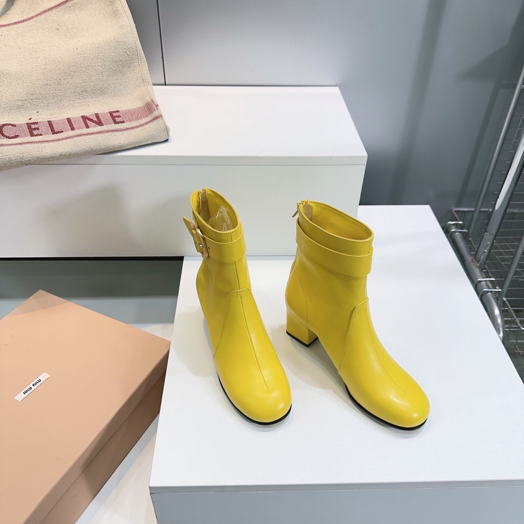 NO:477249,High-quality short boots! Top quality miumiu 2025 autumn and winter new round toe thick heel short boots and high boots series are popular on the official website this year. miu has always been known for her girlish heart blingbling, and this autumn and winter boots are no exception! The shoes are elegant, simple and elegant! The thick heel design stretches the leg lines so that all the young ladies who love beauty can easily control it! Absolutely a must-have item for this autumn and winter. The upper is imported from the top layer of cowhide, the inner footbed sheepskin, the imported genuine leather sole from Italy. Heel height: about 6cm. Size: 35-40 (40 custom made without return and exchange) with original packaging, boots, miumiu, boots, cowhide, sheepskin, Leather soles19860909高品质短靴！顶级品质miumiu 缪缪2025秋冬季新款圆头粗跟短靴、高靴系列今年官网主推的爆款 miu家一直以来都是以少女心blingbling著称,这款秋冬靴子也不例外！鞋型优雅,简单大气！粗跟设计拉伸腿部线条,让爱美的小姐姐们都能轻松驾驭！绝对这季秋冬的必备单品 鞋面采用进口头层牛皮 内里垫脚羊皮 意大利进口真皮大底 跟高:约6cm 码数:35-40（40定做不退换） 配原版包装,靴子,miumiu,boots,cowhide,sheepskin,Leather soles,Women's Shoes