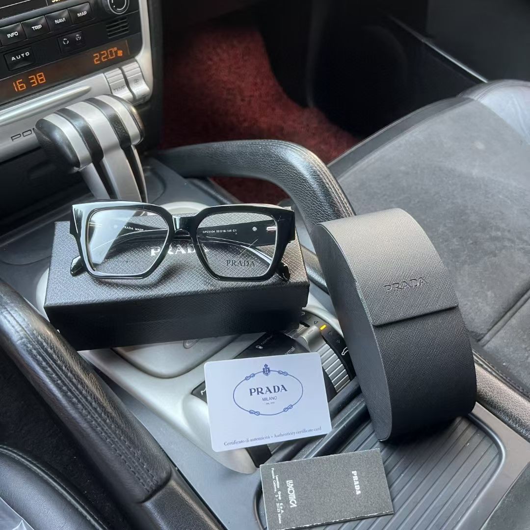 Elegantes Gafas de Sol Prada con Protección UV para un Look Sofisticado 3 a1752633923174 2572