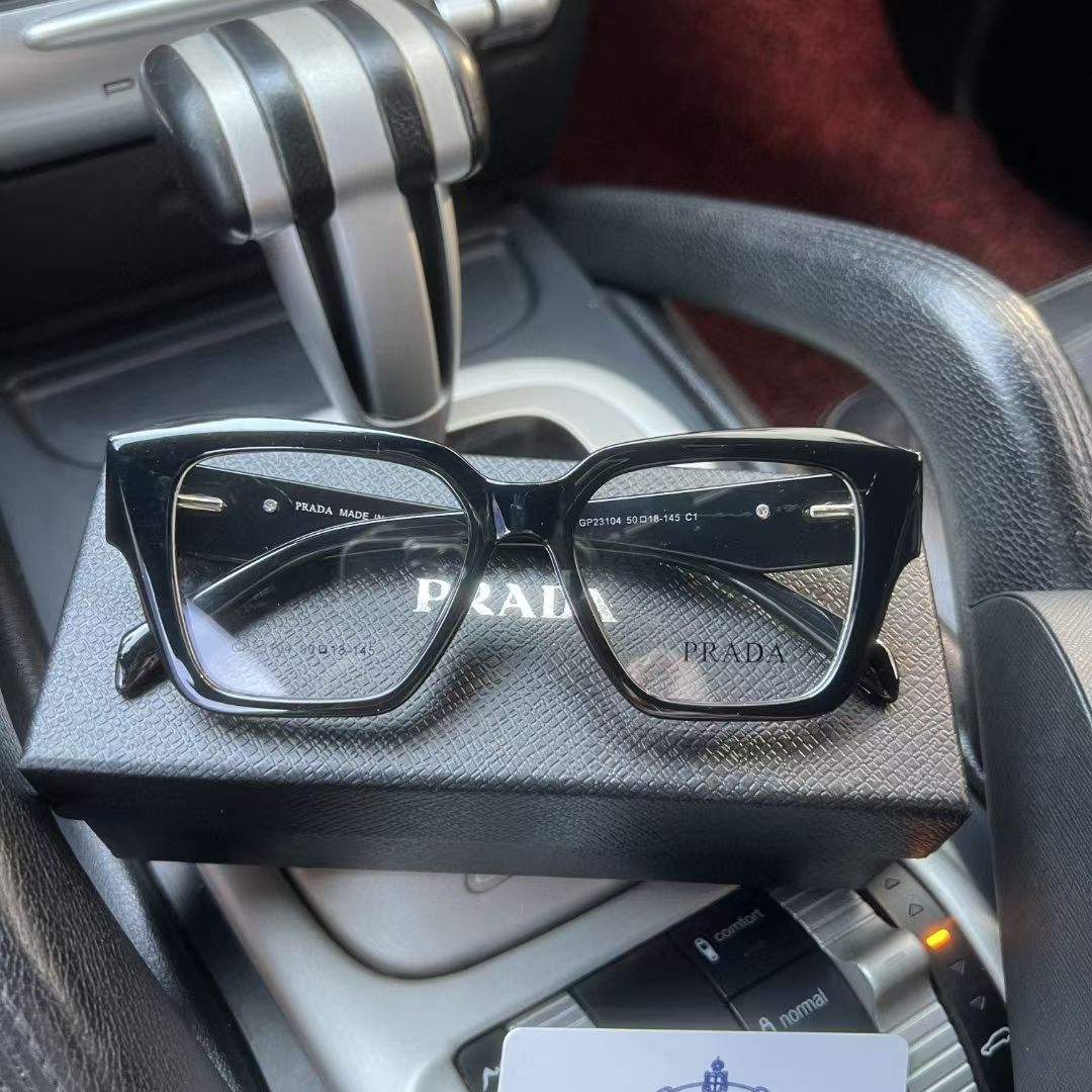 Elegantes Gafas de Sol Prada con Protección UV para un Look Sofisticado 4 a1752633923180 1755
