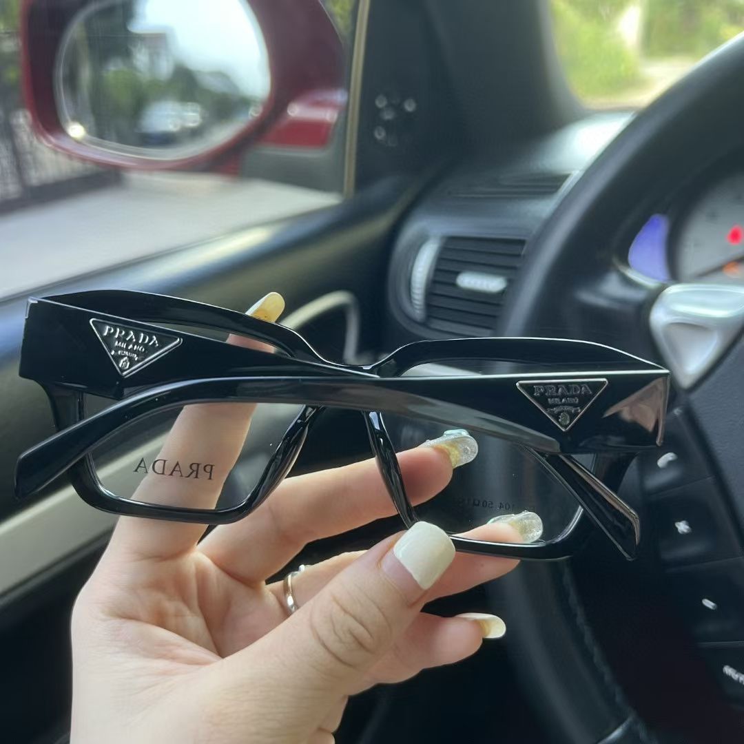 Elegantes Gafas de Sol Prada con Protección UV para un Look Sofisticado 5 a1752633923184 6672