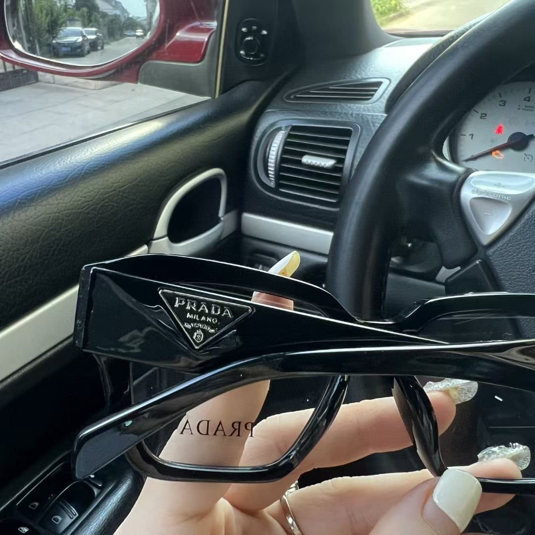 Elegantes Gafas de Sol Prada con Protección UV para un Look Sofisticado 6 a1752633923190 5122