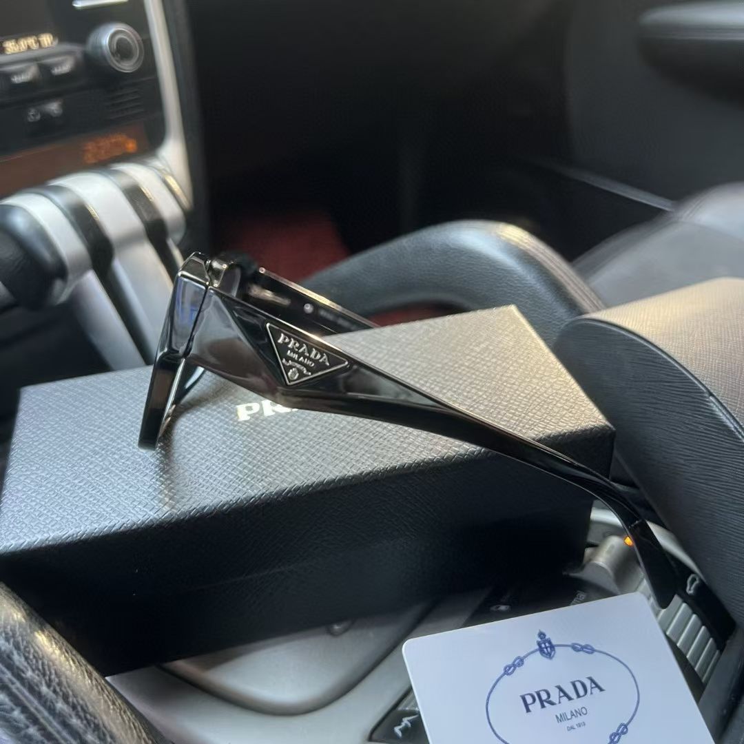 Elegantes Gafas de Sol Prada con Protección UV para un Look Sofisticado 9 a1752633923208 2575