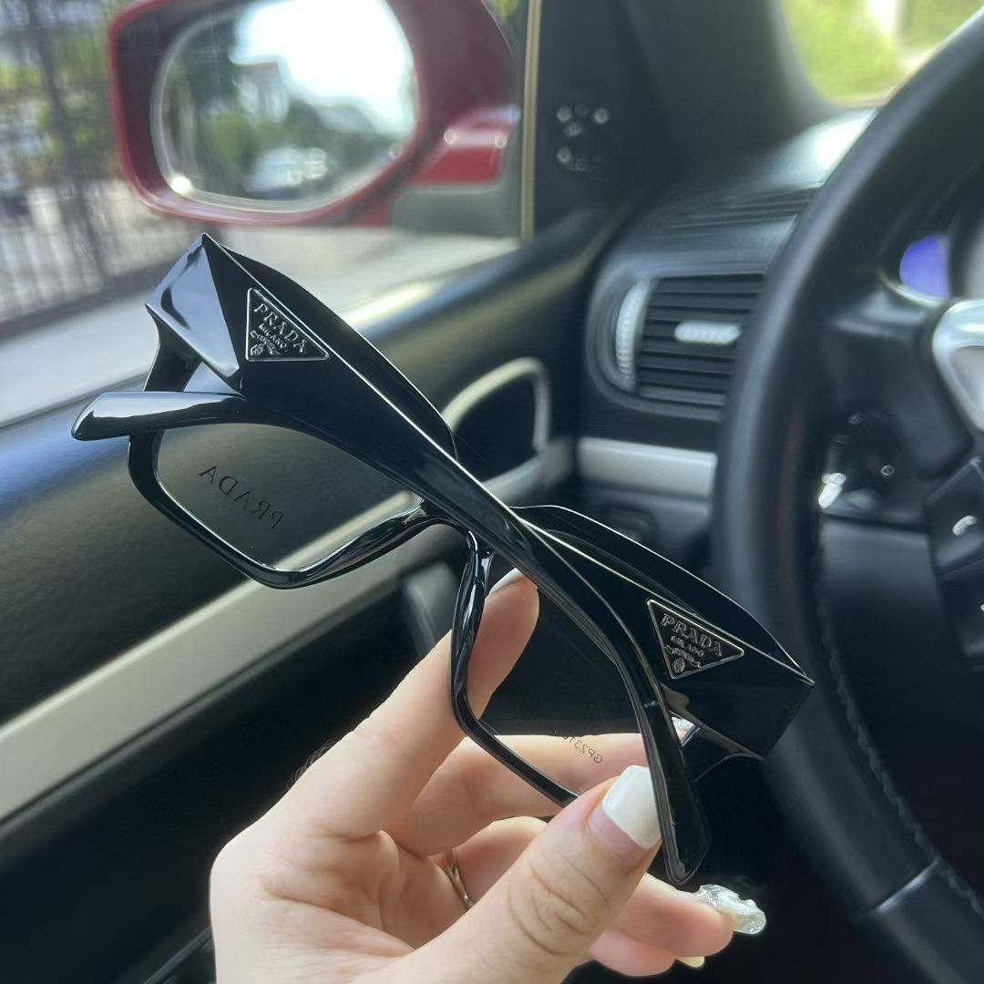 Elegantes Gafas de Sol Prada con Protección UV para un Look Sofisticado 10 a1752633923212 1627