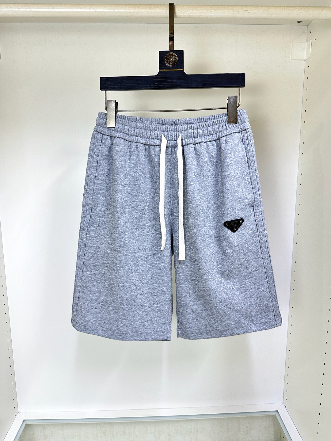 NO:456629,Prada new summer men's casual shorts, high-end custom fabric breathable fabric, extremely breathable elastic and comfortable, impeccable details, top-level auxiliary materials, original logo design concept, delicate and soft feel!  The upper body style is excellent!  Size S-3XL can wear 220 catties, prada, shorts, alexander wang19860909普拉达 夏季新款男士休闲短裤,高级定制面料透气面料 透气弹力舒适度极高,细节无可挑剔,顶级辅料配备,原版logo设计理念,手感细腻柔软！上身版型超赞！尺码S-3XL可穿220斤,,prada,shorts,alexander wang,Men's clothing