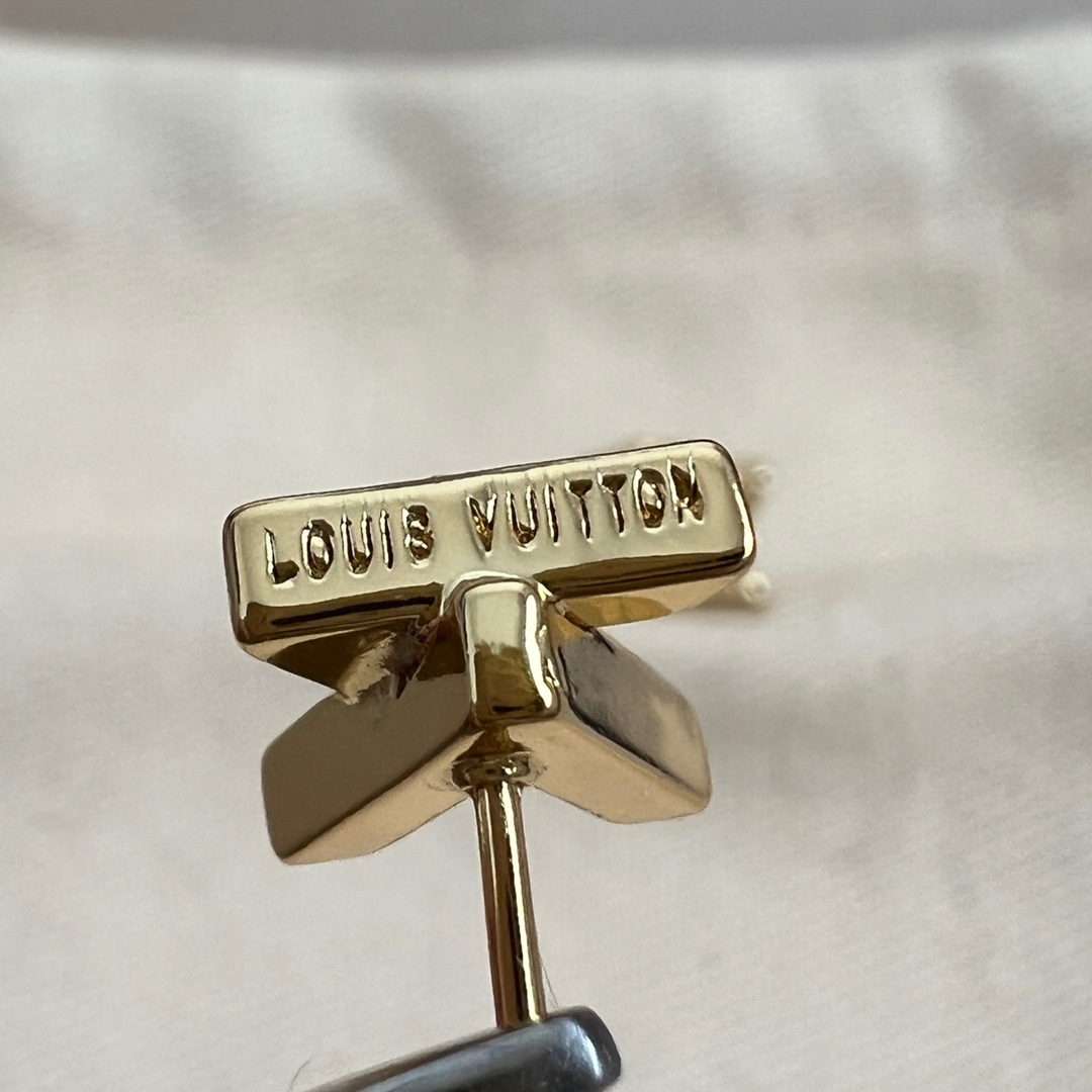 【】原单货 LV 耳钉🔹🔹Louis Vuitton 路易威登 🔹专柜一致材质 火爆款出货 设计独特 复
