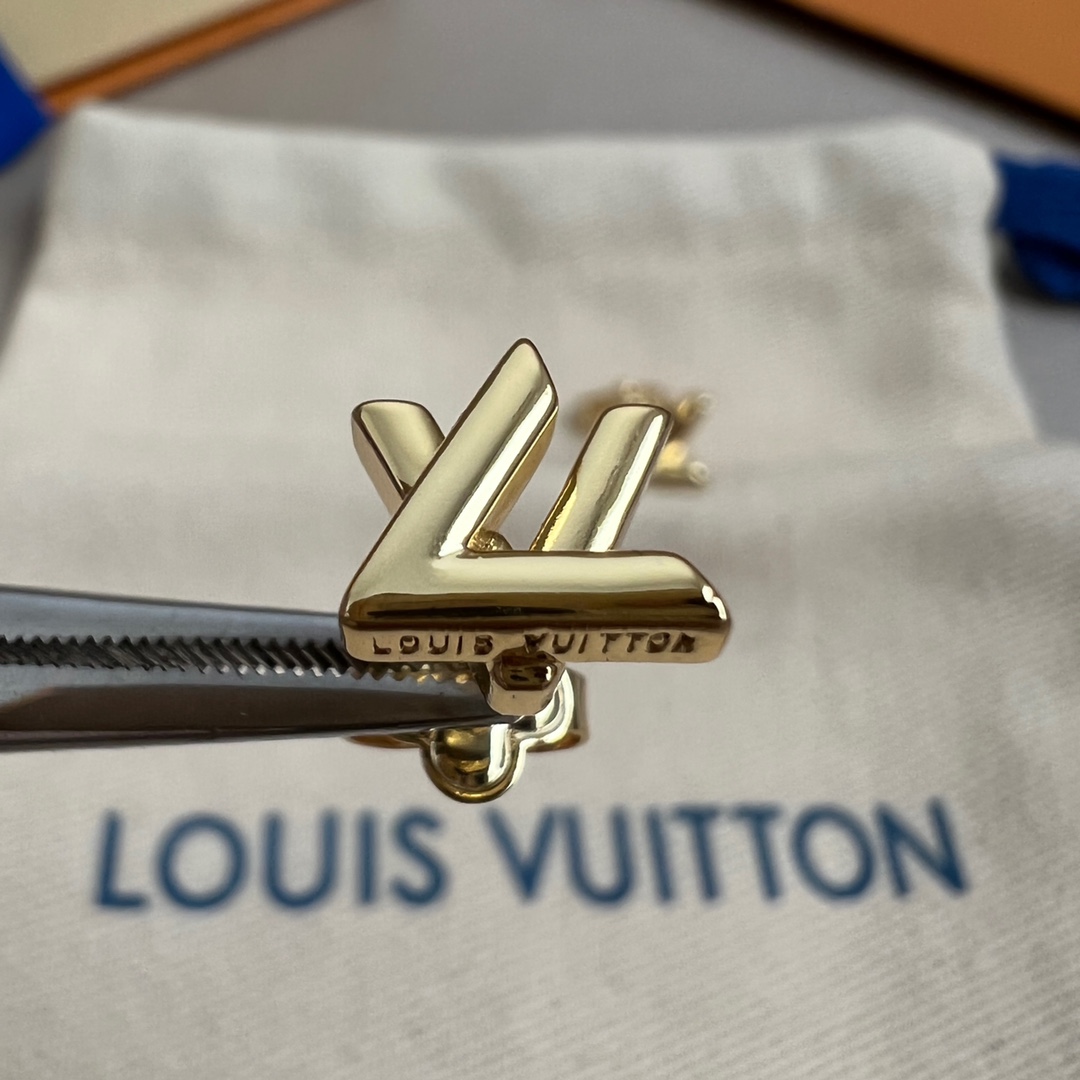 【】原单货 LV 耳钉🔹🔹Louis Vuitton 路易威登 🔹专柜一致材质 火爆款出货 设计独特 复