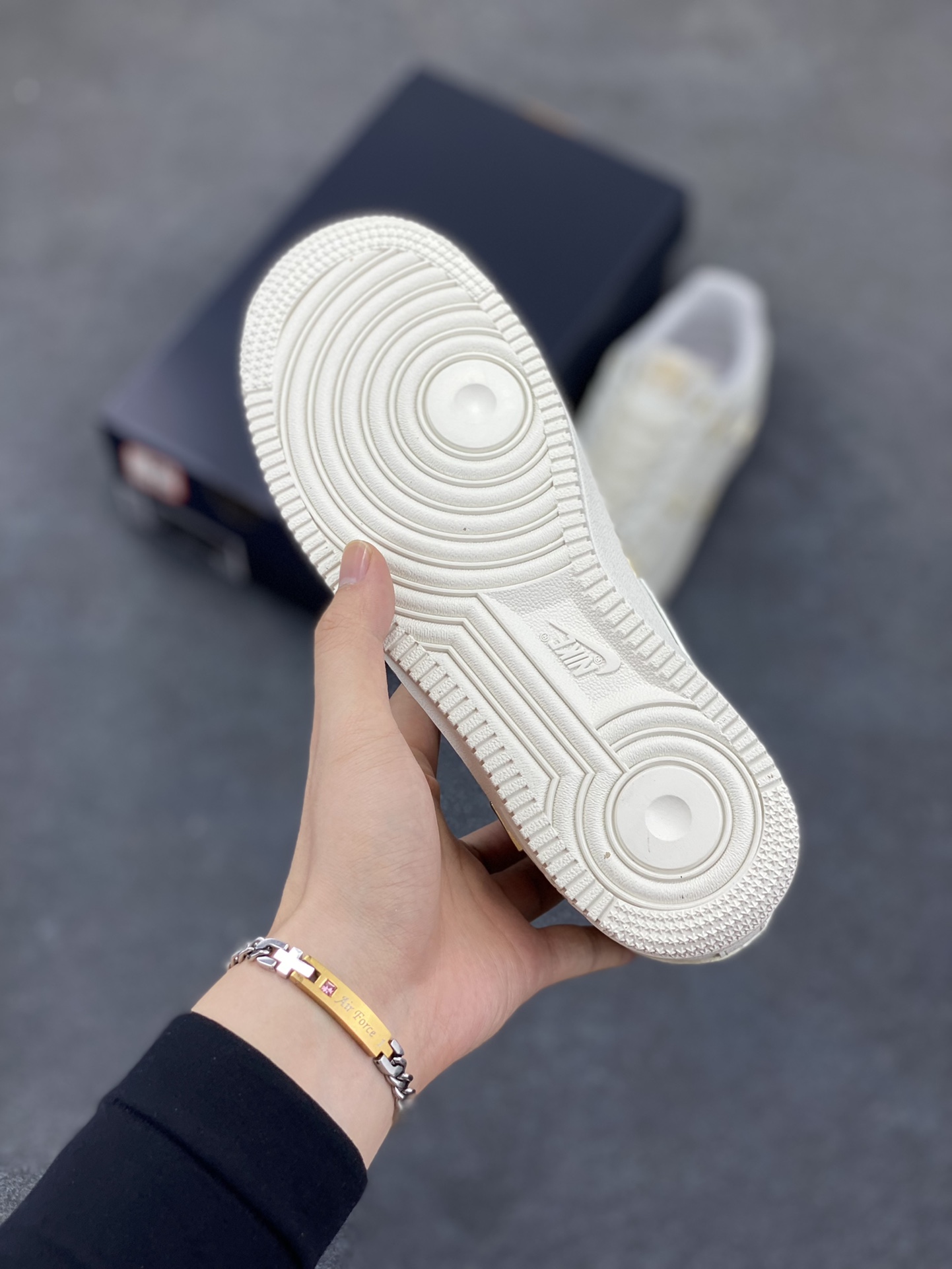 图片[5]-Nike Air Force 1 Low 小金勾 空军一号低帮运动休闲板鞋 原楦头原纸板 打造纯正空军版型 专注外贸渠道 全掌内置蜂窝气垫 原盒配件 原厂中底钢印、拉帮完美 货号：FV3654-111 尺码：35.5 36 36.5 37.5 38 38.5 39 40 40.5 41 42 42.5 43 44 44.5 45 46-选品中心