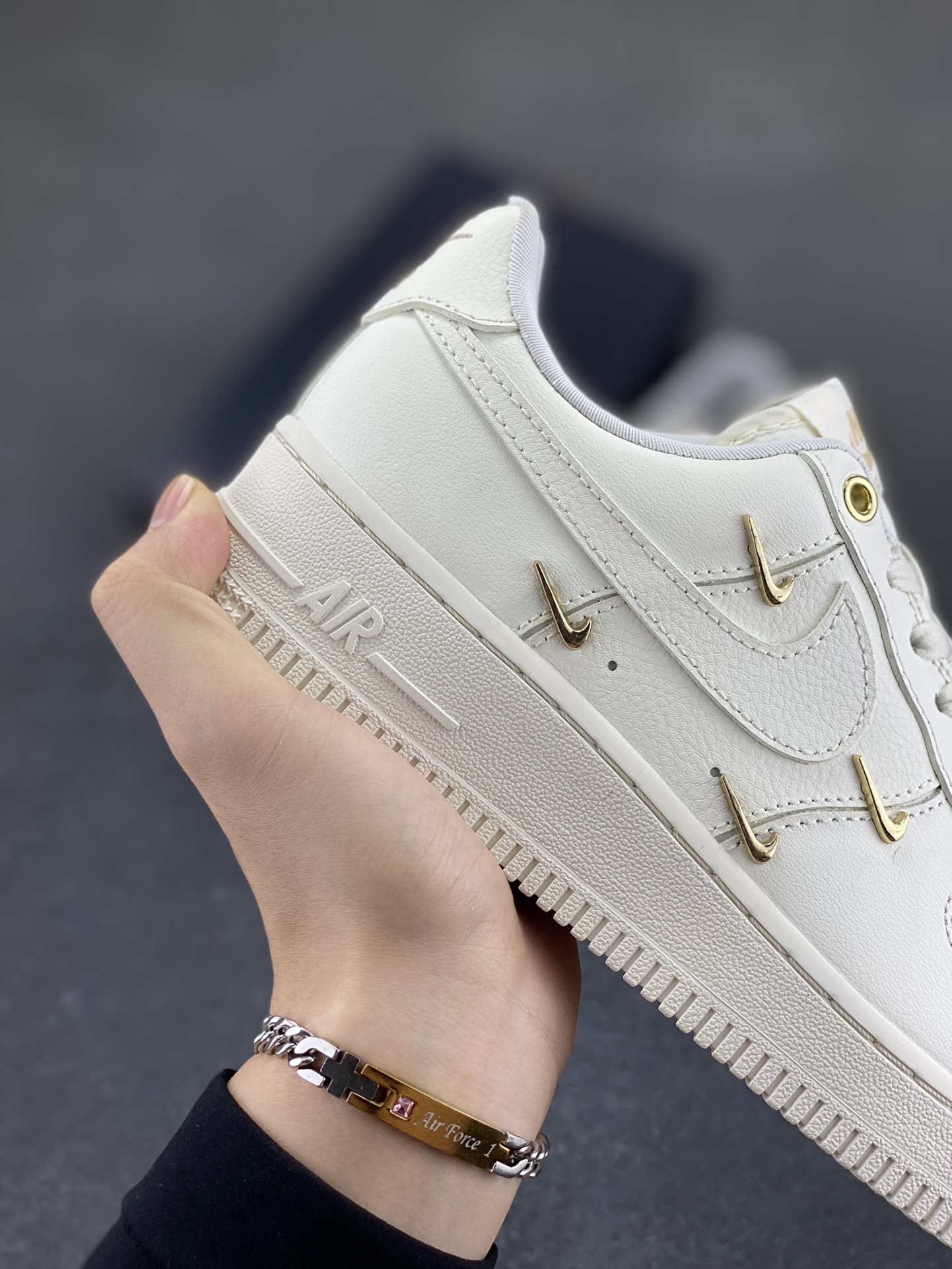 图片[6]-Nike Air Force 1 Low 小金勾 空军一号低帮运动休闲板鞋 原楦头原纸板 打造纯正空军版型 专注外贸渠道 全掌内置蜂窝气垫 原盒配件 原厂中底钢印、拉帮完美 货号：FV3654-111 尺码：35.5 36 36.5 37.5 38 38.5 39 40 40.5 41 42 42.5 43 44 44.5 45 46-选品中心