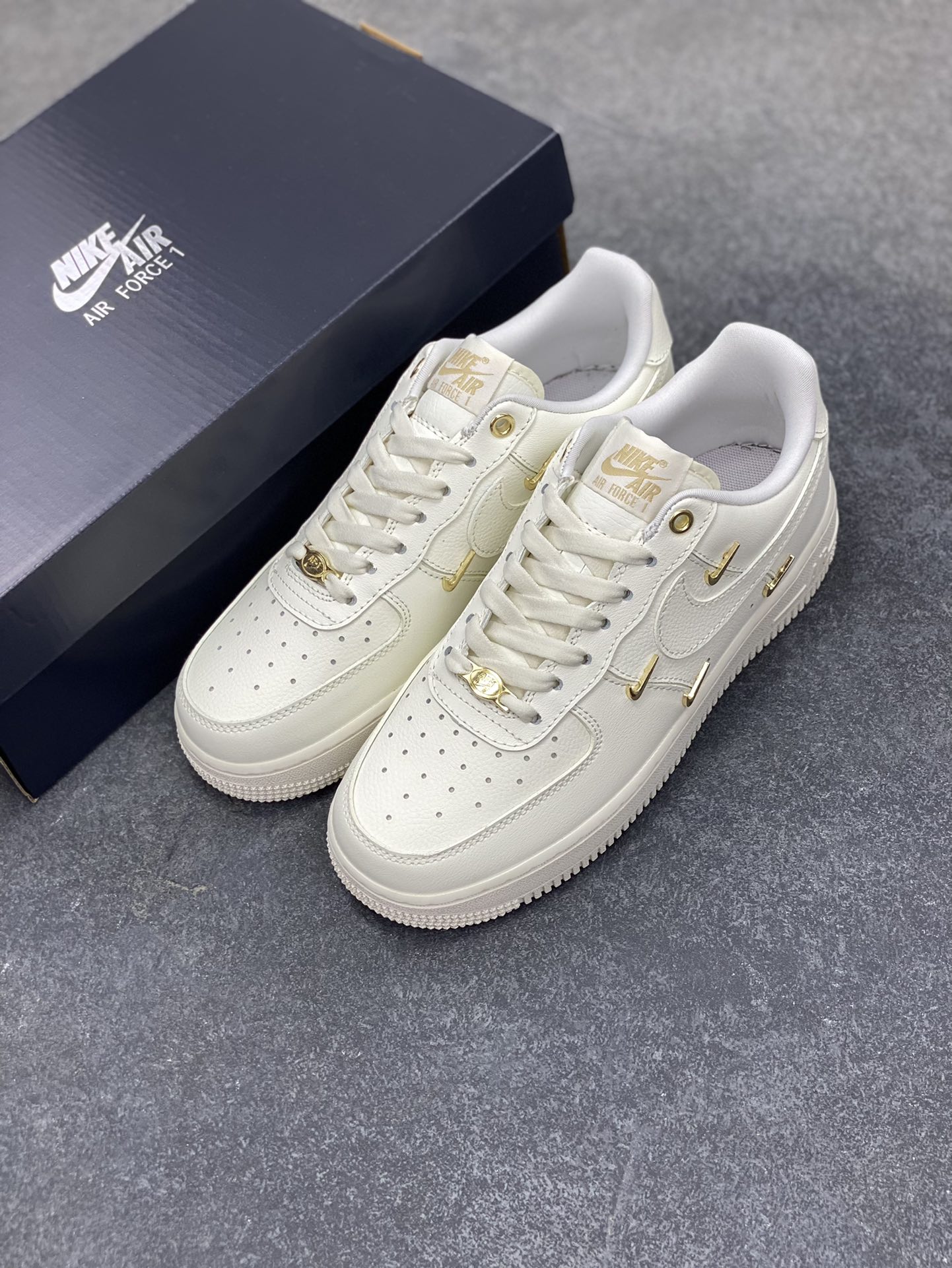 图片[8]-Nike Air Force 1 Low 小金勾 空军一号低帮运动休闲板鞋 原楦头原纸板 打造纯正空军版型 专注外贸渠道 全掌内置蜂窝气垫 原盒配件 原厂中底钢印、拉帮完美 货号：FV3654-111 尺码：35.5 36 36.5 37.5 38 38.5 39 40 40.5 41 42 42.5 43 44 44.5 45 46-选品中心