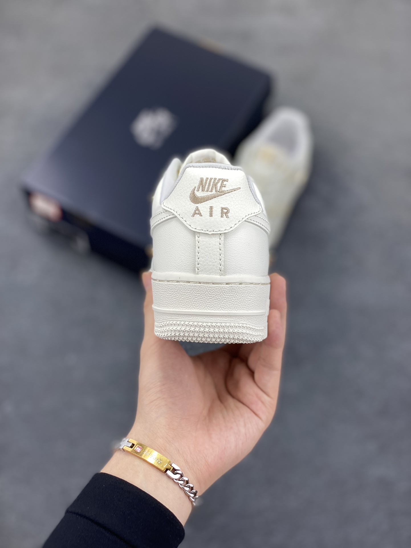 图片[4]-Nike Air Force 1 Low 小金勾 空军一号低帮运动休闲板鞋 原楦头原纸板 打造纯正空军版型 专注外贸渠道 全掌内置蜂窝气垫 原盒配件 原厂中底钢印、拉帮完美 货号：FV3654-111 尺码：35.5 36 36.5 37.5 38 38.5 39 40 40.5 41 42 42.5 43 44 44.5 45 46-选品中心