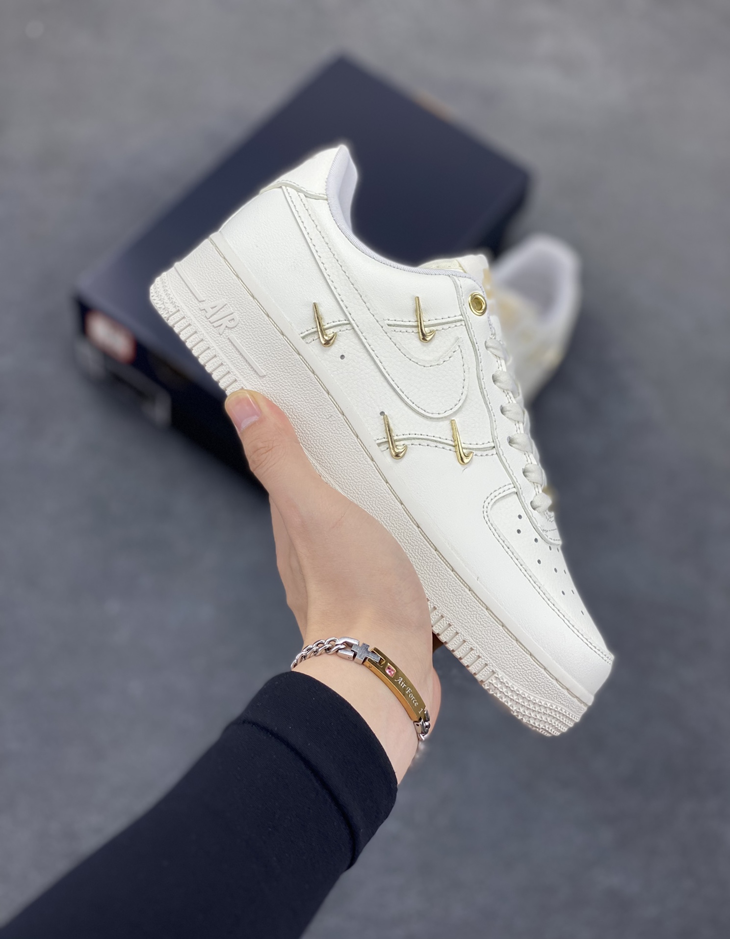 Nike Air Force 1 Low 小金勾 空军一号低帮运动休闲板鞋 原楦头原纸板 打造纯正空军版型 专注外贸渠道 全掌内置蜂窝气垫 原盒配件 原厂中底钢印、拉帮完美 货号:FV3654-111 尺码:35.5 36 36.5 37.5 38 38.5 39 40 40.5 41 42 42.5 43 44 44.5 45 46-选品中心