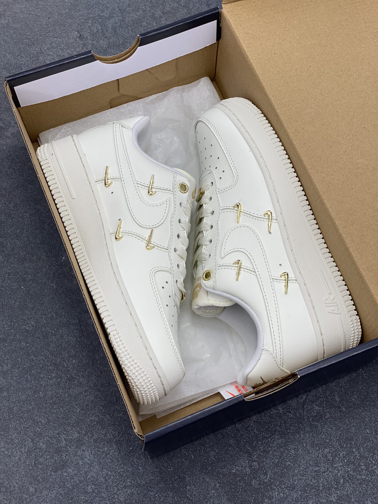 图片[9]-Nike Air Force 1 Low 小金勾 空军一号低帮运动休闲板鞋 原楦头原纸板 打造纯正空军版型 专注外贸渠道 全掌内置蜂窝气垫 原盒配件 原厂中底钢印、拉帮完美 货号：FV3654-111 尺码：35.5 36 36.5 37.5 38 38.5 39 40 40.5 41 42 42.5 43 44 44.5 45 46-选品中心