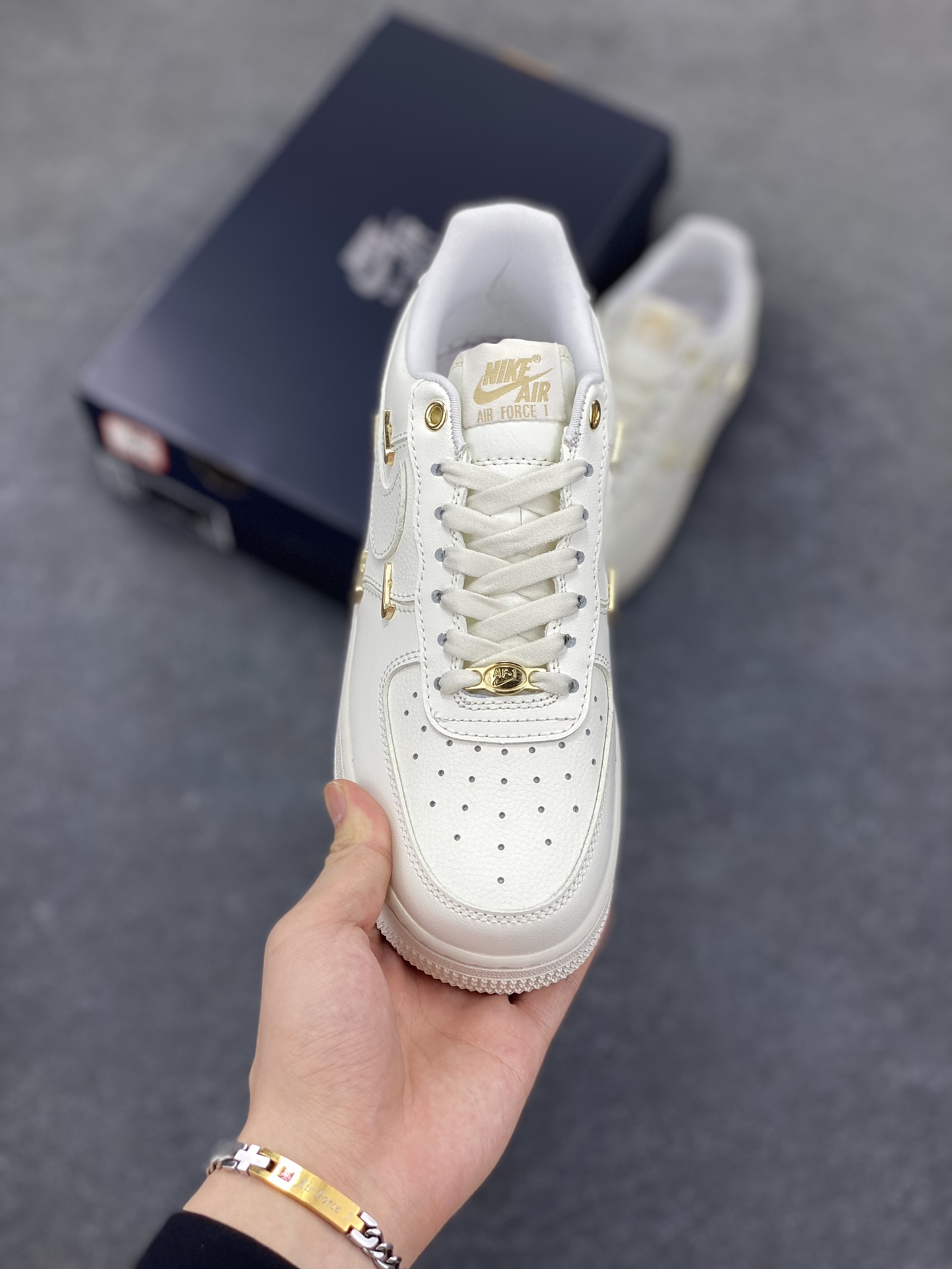 图片[2]-Nike Air Force 1 Low 小金勾 空军一号低帮运动休闲板鞋 原楦头原纸板 打造纯正空军版型 专注外贸渠道 全掌内置蜂窝气垫 原盒配件 原厂中底钢印、拉帮完美 货号：FV3654-111 尺码：35.5 36 36.5 37.5 38 38.5 39 40 40.5 41 42 42.5 43 44 44.5 45 46-选品中心